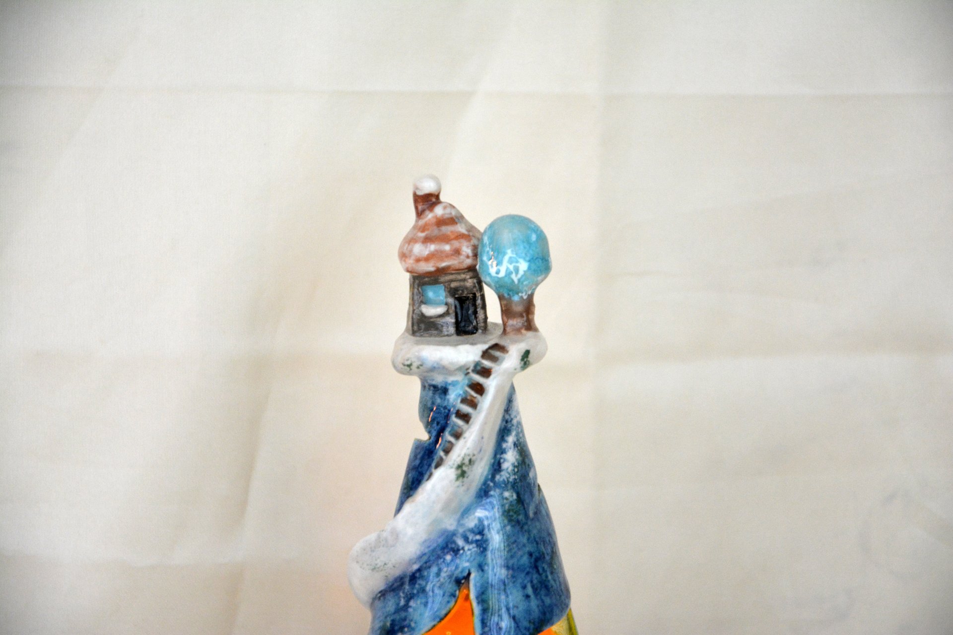 Ночник голубой Домик на горе - Новогодний керамический, высота - 22 см, диаметр - 12 см, фото 2 из 2.