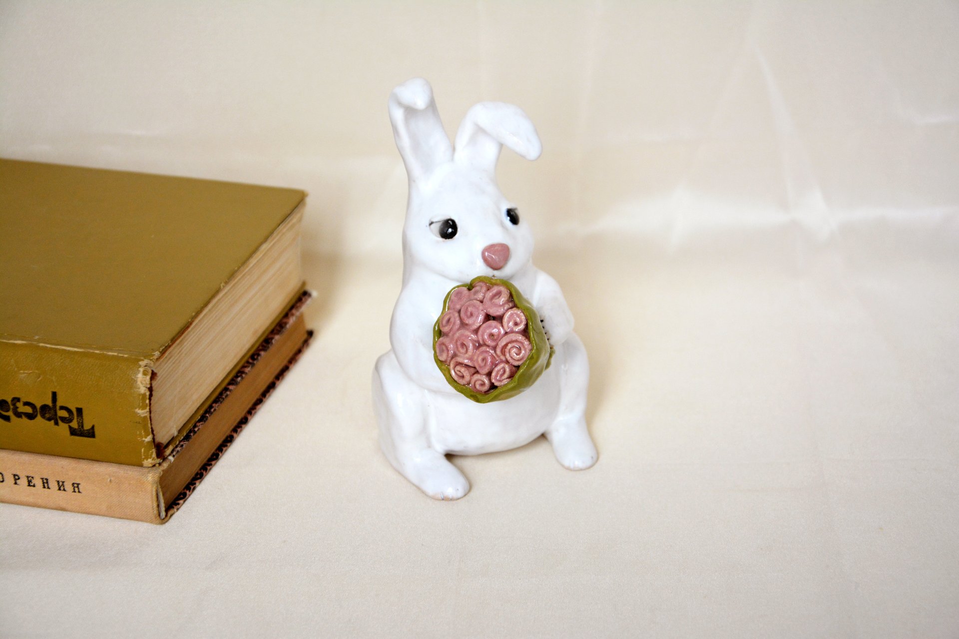 Bunny with bouquet for mom - Animals and birds, height - 13 cm, photo 2 of 2.