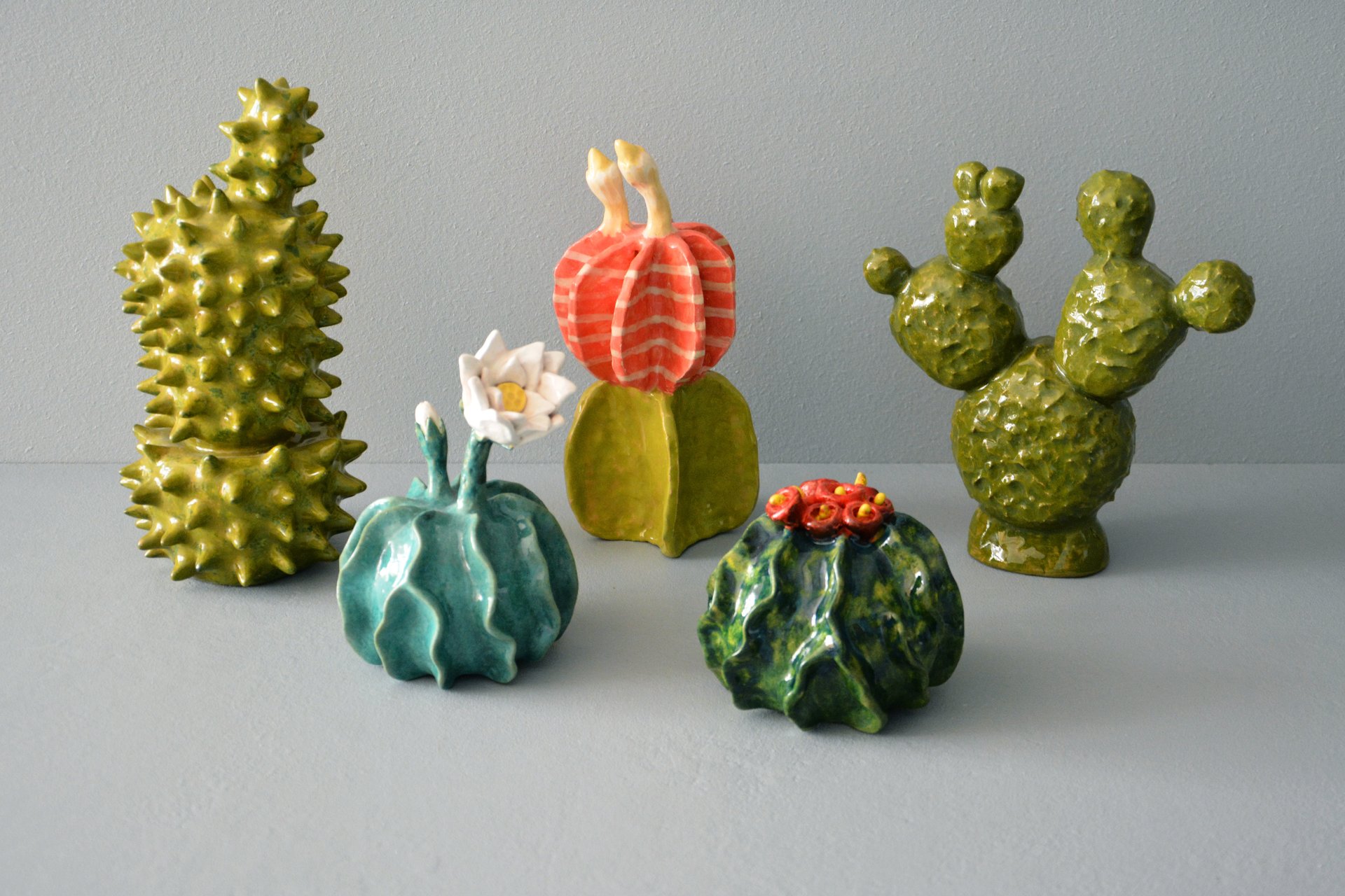Фигурки керамических декоративных кактусов