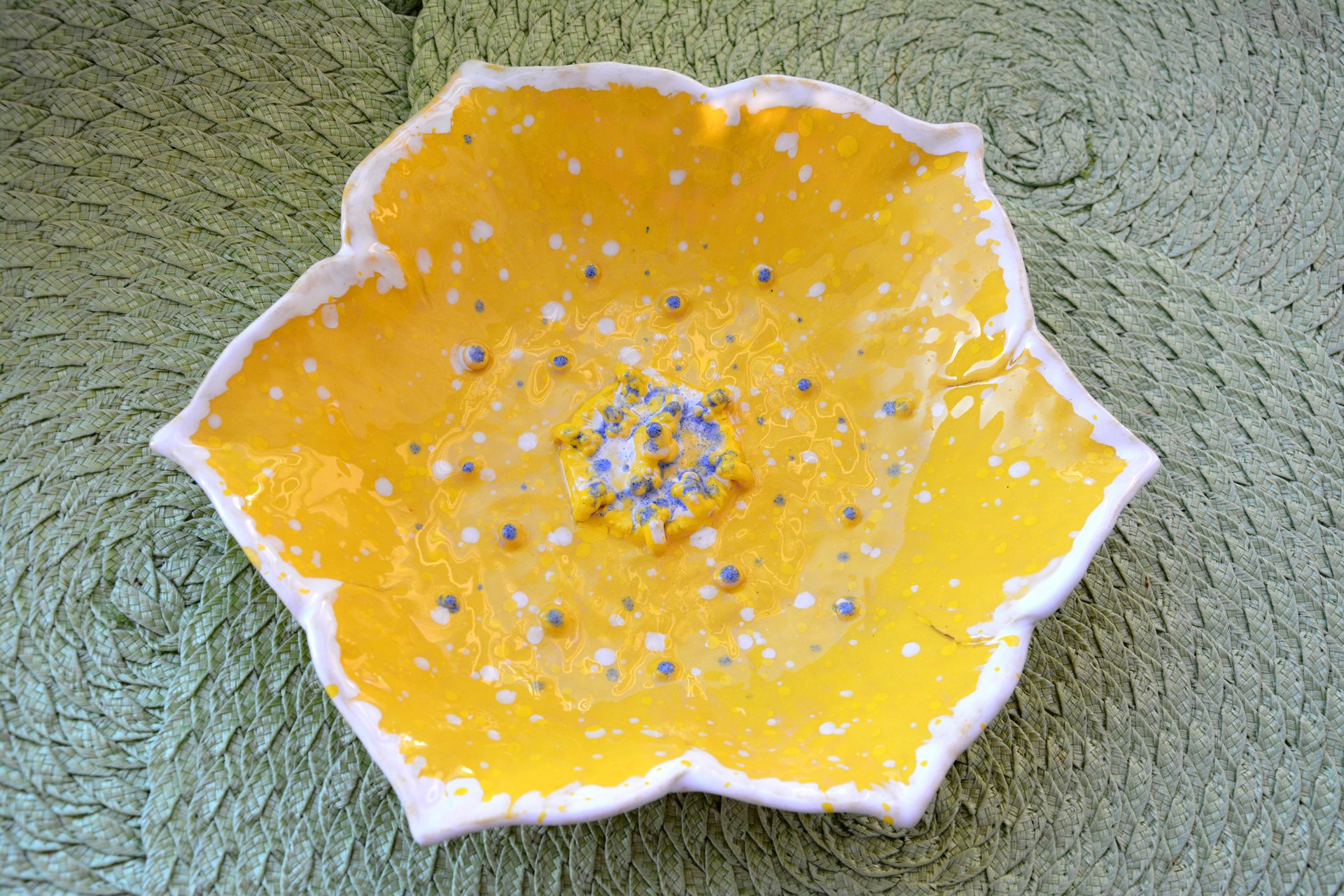 Yellow flower - Ceramic dishes, max diameter - 25 cm, photo 1 of 3.