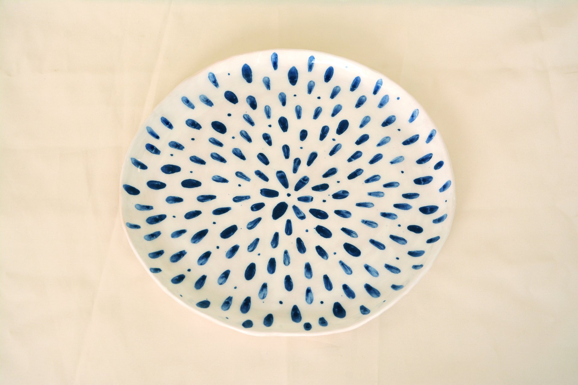 Синие капли на белом - Керамические тарелки, диаметр - 22 см, высота - 2 см, фото 3 из 4.