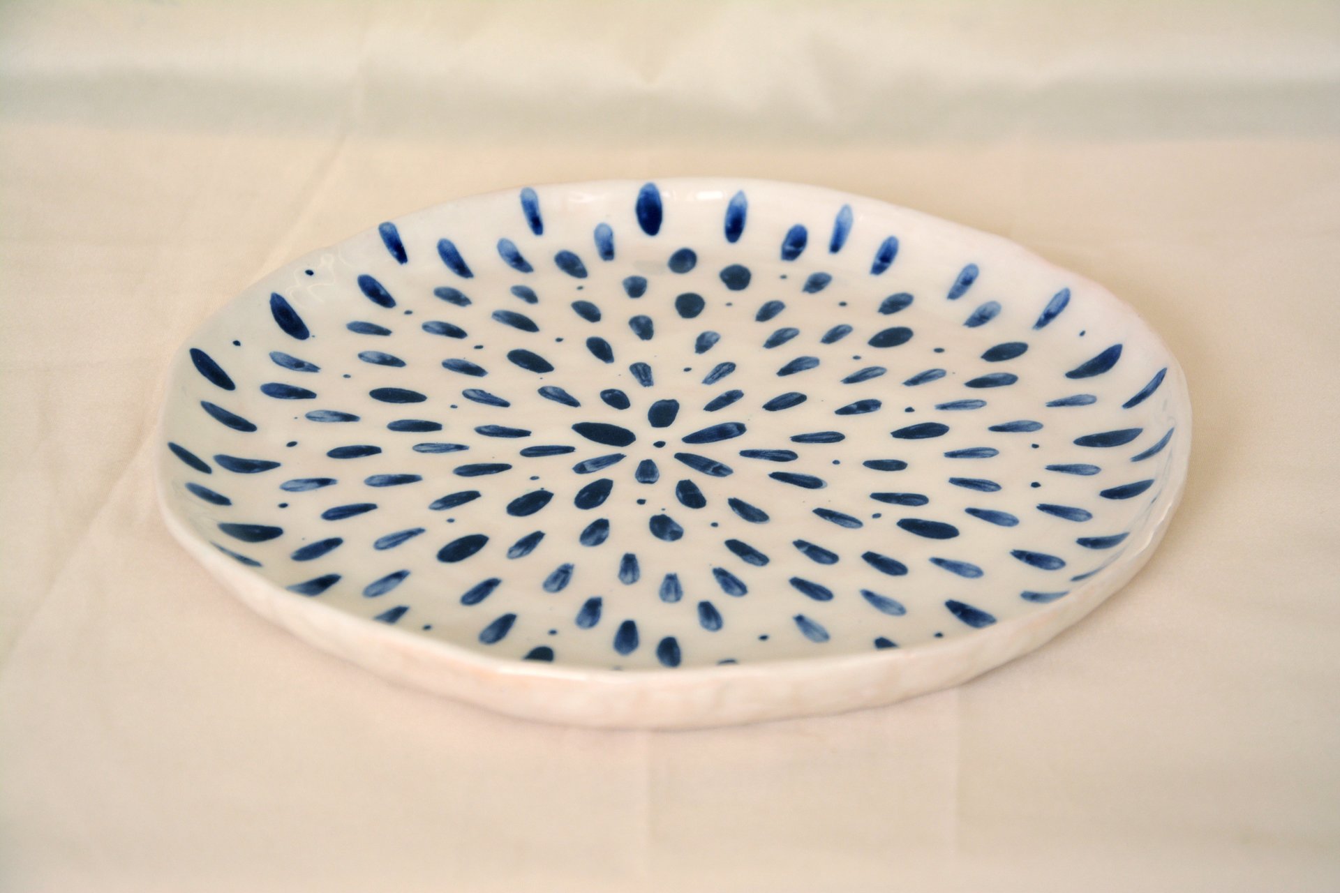 Синие капли на белом - Керамические тарелки, диаметр - 22 см, высота - 2 см, фото 2 из 4.