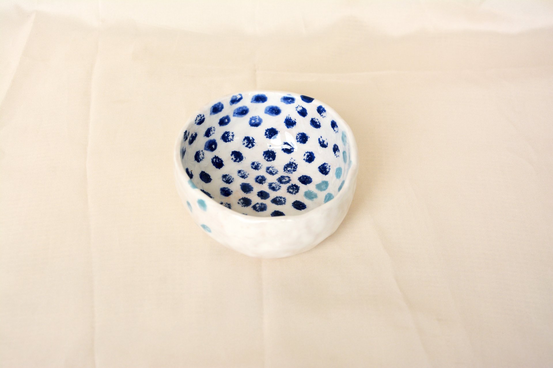 Синие точки на белом - Керамические тарелки, высота - 5 см, диаметр - 11 см, фото 1 из 3.