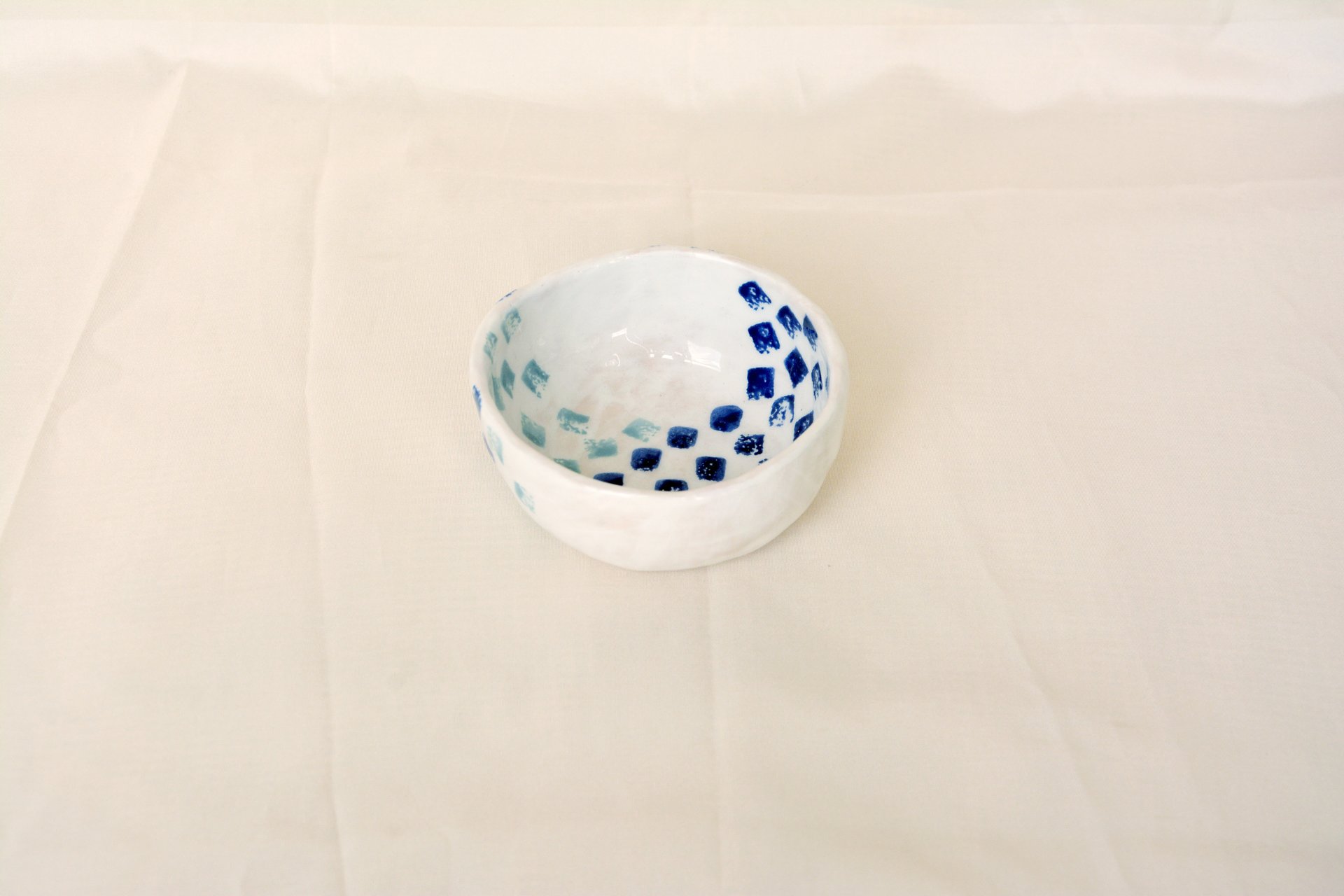 Синие квадратики на белом - Керамические тарелки, высота - 4 см, диаметр - 9.5 см, фото 3 из 4.