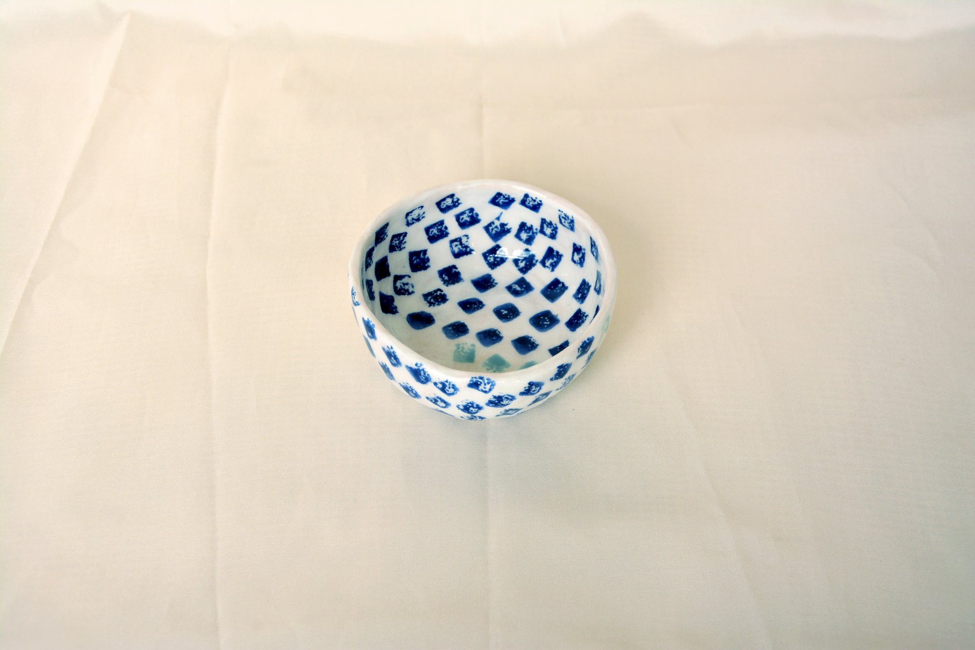 Синие квадратики на белом - Керамические тарелки, высота - 4 см, диаметр - 9.5 см, фото 2 из 4.