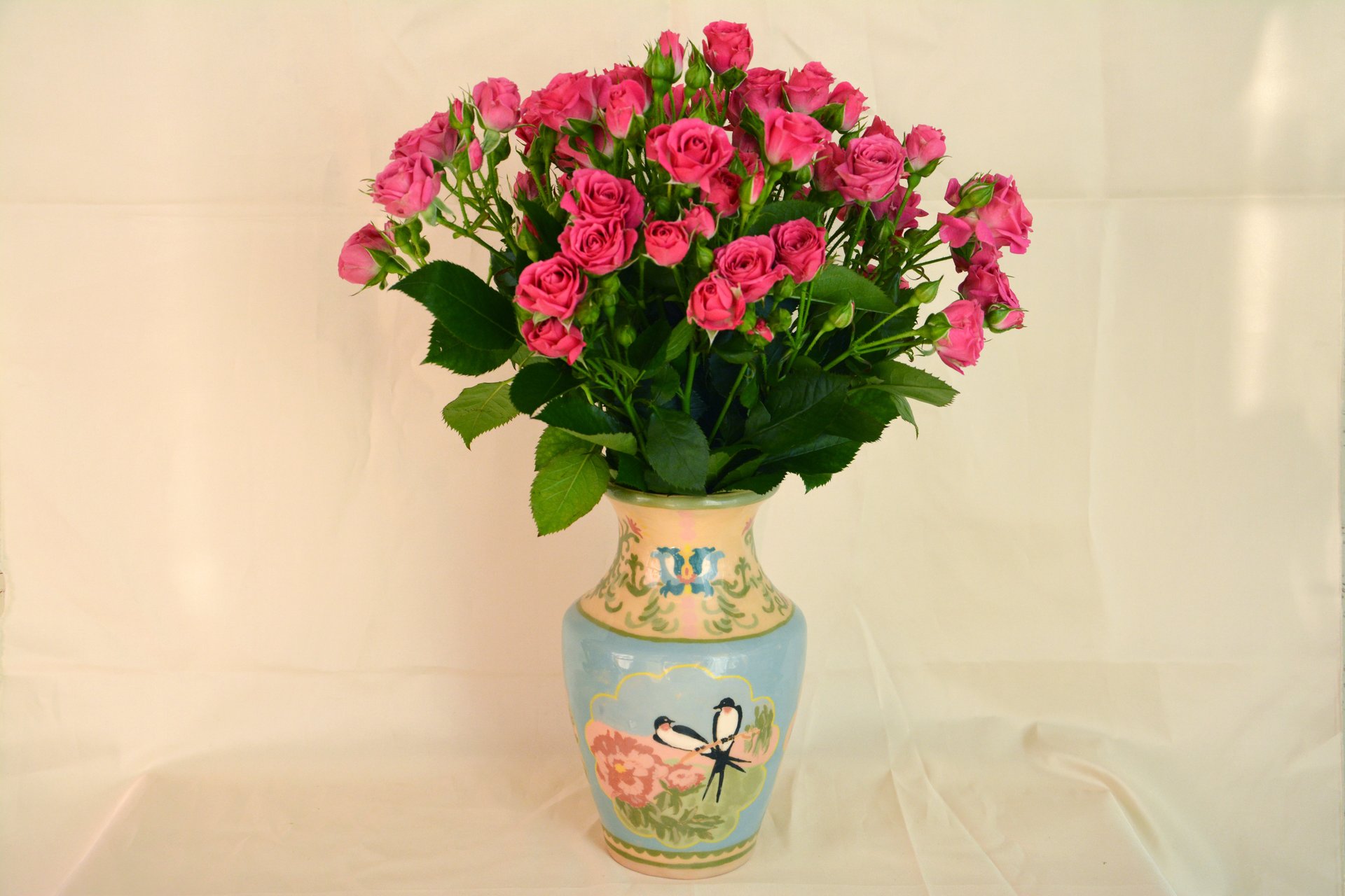 Керамическая классическая ваза с ручной росписью ласточки, высота - 18 см, фото 1 из 5.