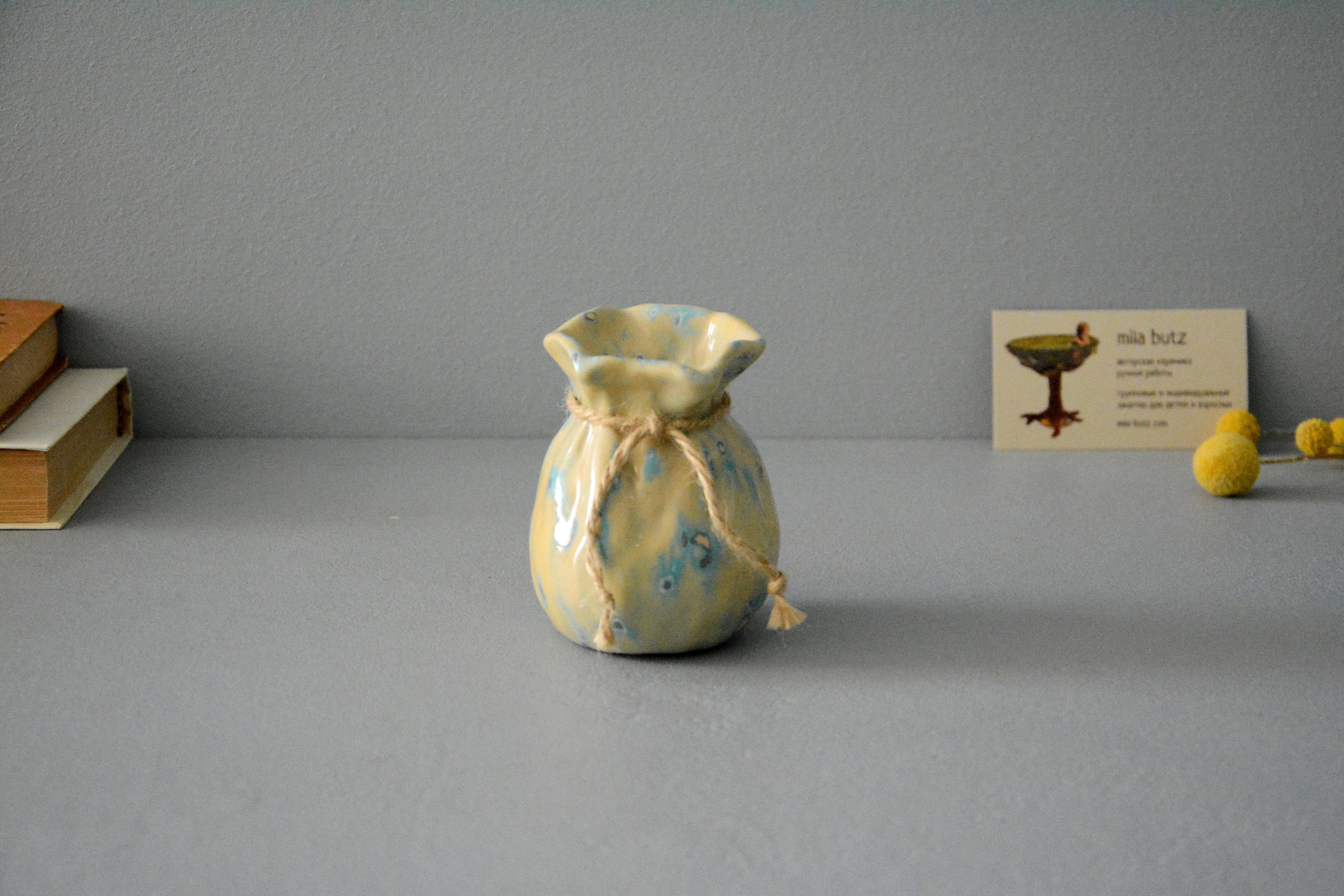 Маленькая вазочка для цветов «Бежевый Мешочек», высота - 9 см, цвет - бежевый. Фото 1407.