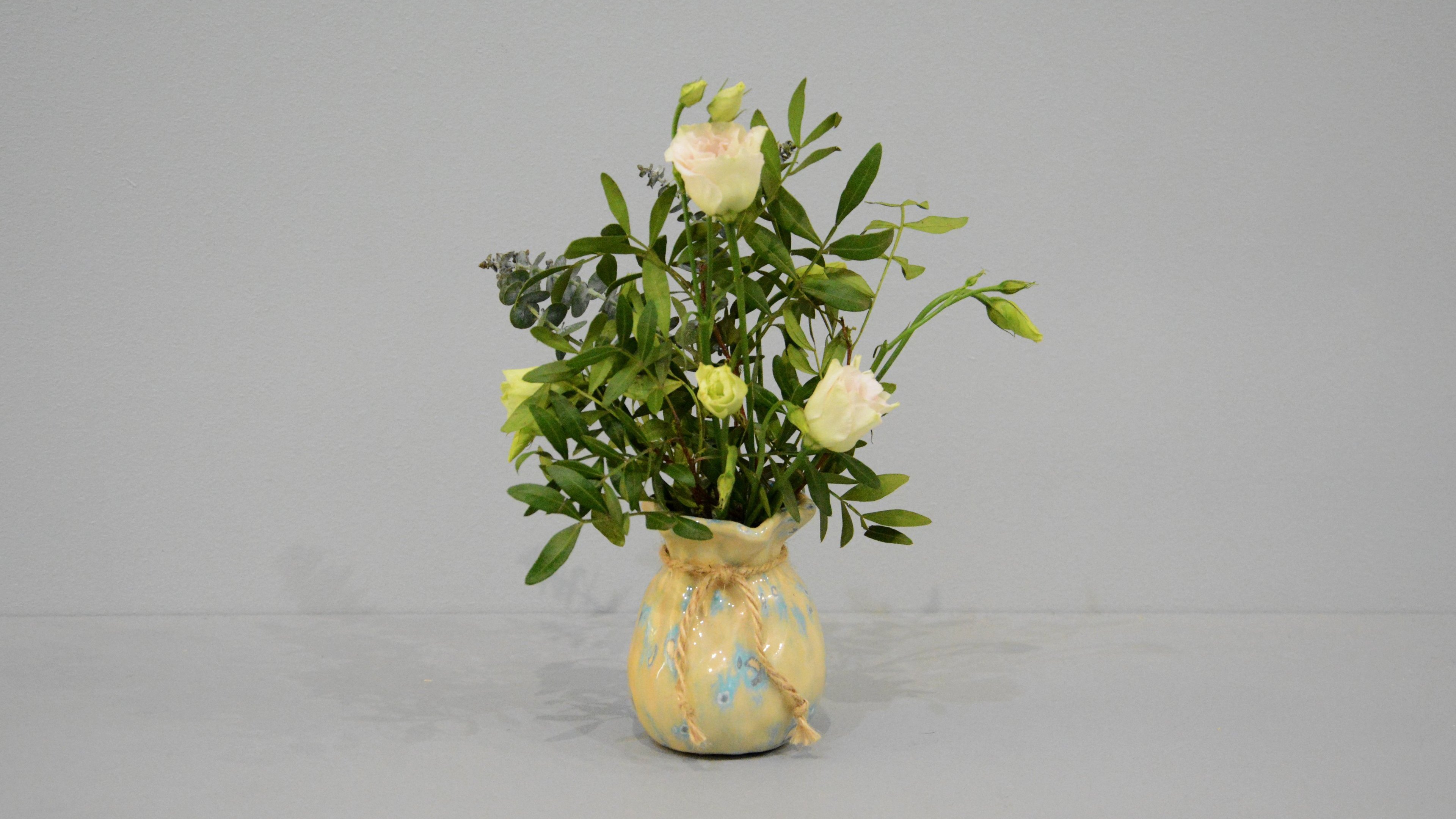 Small Vase or flowers «Beige Bagful», height - 9 cm, color - beige. Photo 1413-3840-2160.