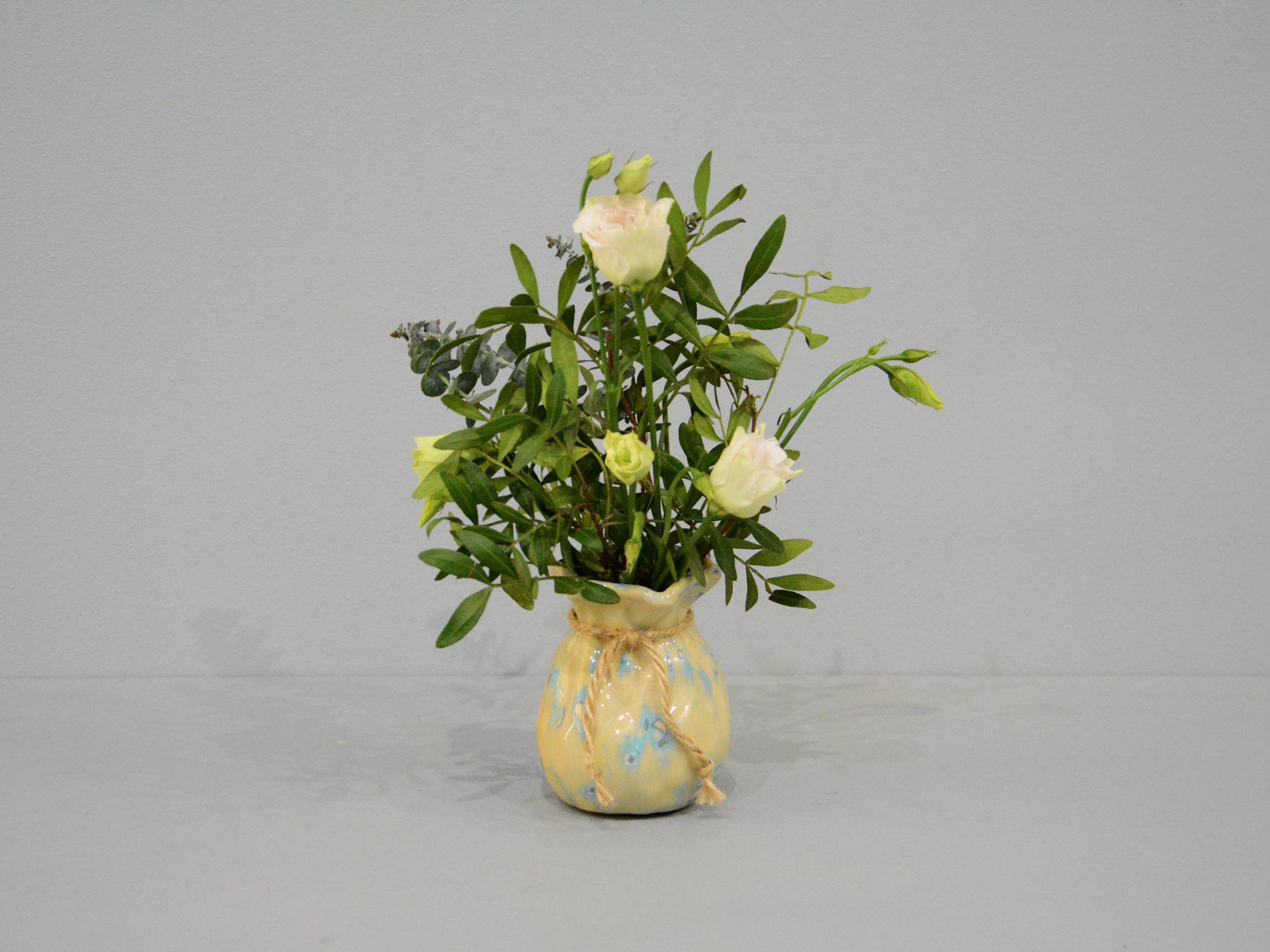 Small Vase or flowers «Beige Bagful», height - 9 cm, color - beige. Photo 1413-3840-2880.