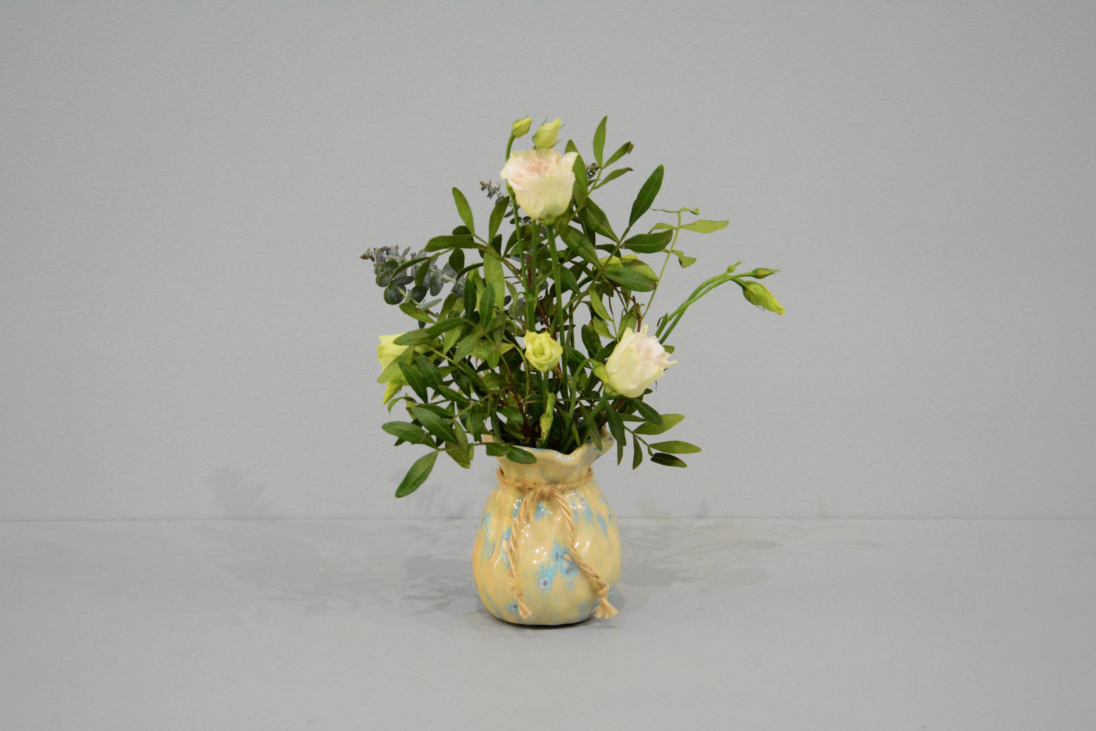 Маленькая вазочка для цветов «Бежевый Мешочек», высота - 9 см, цвет - бежевый. Фото 1413.