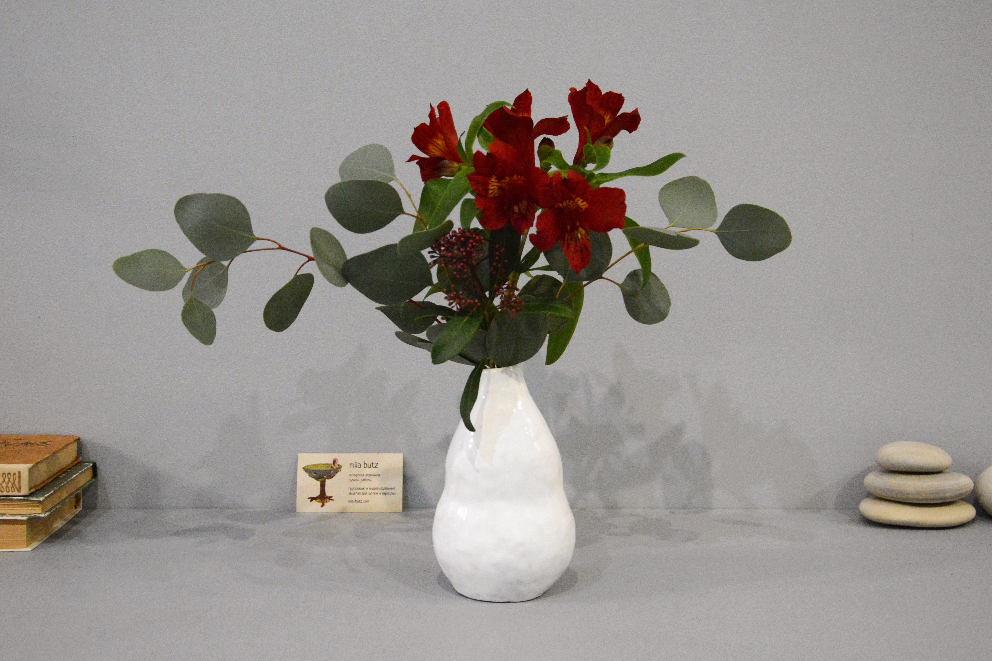 Small Vase or flowers «Echeveria», height - 16 cm, color - white. Photo 1402.