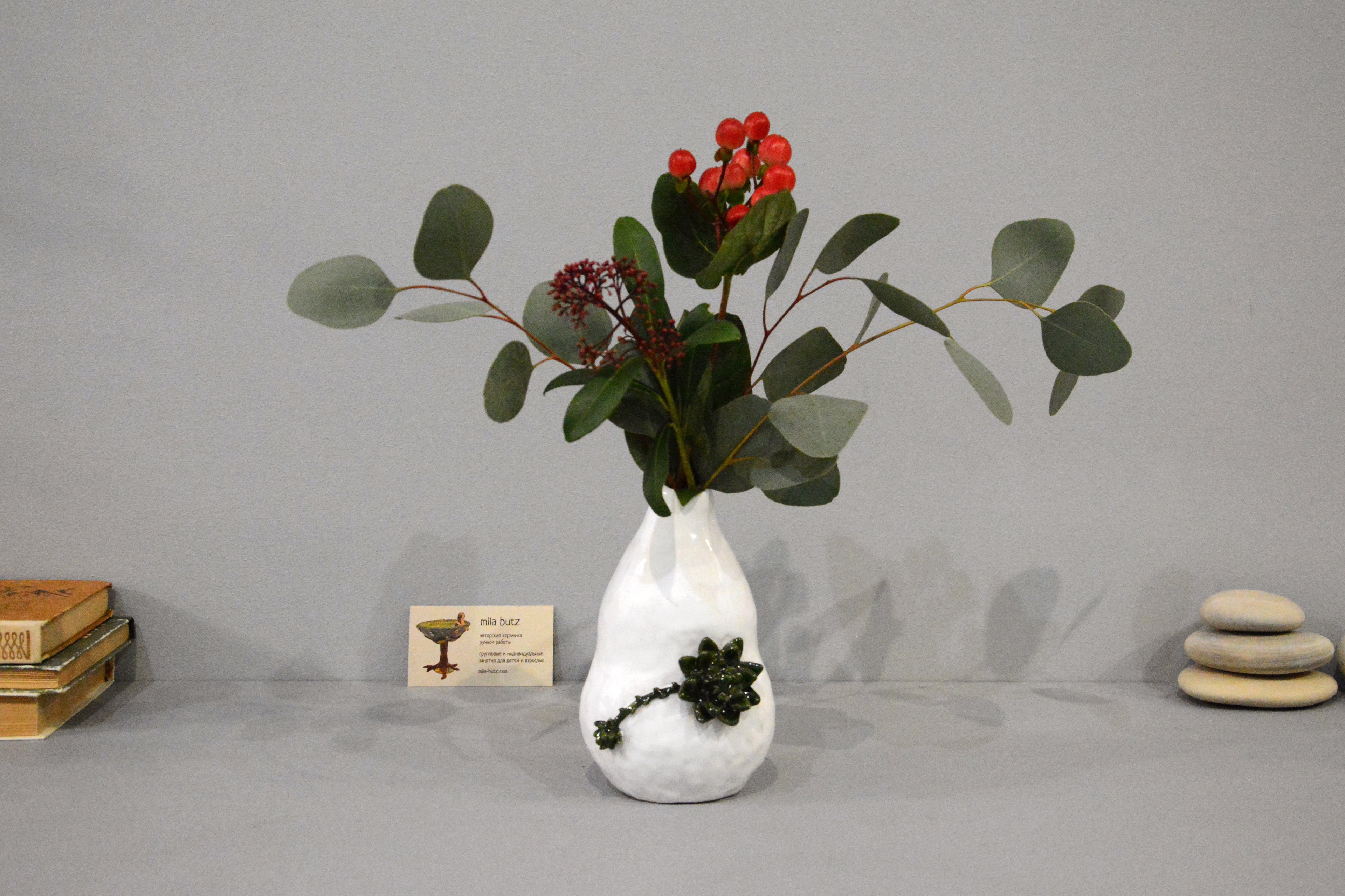Small Vase or flowers «Echeveria», height - 16 cm, color - white. Photo 1399.