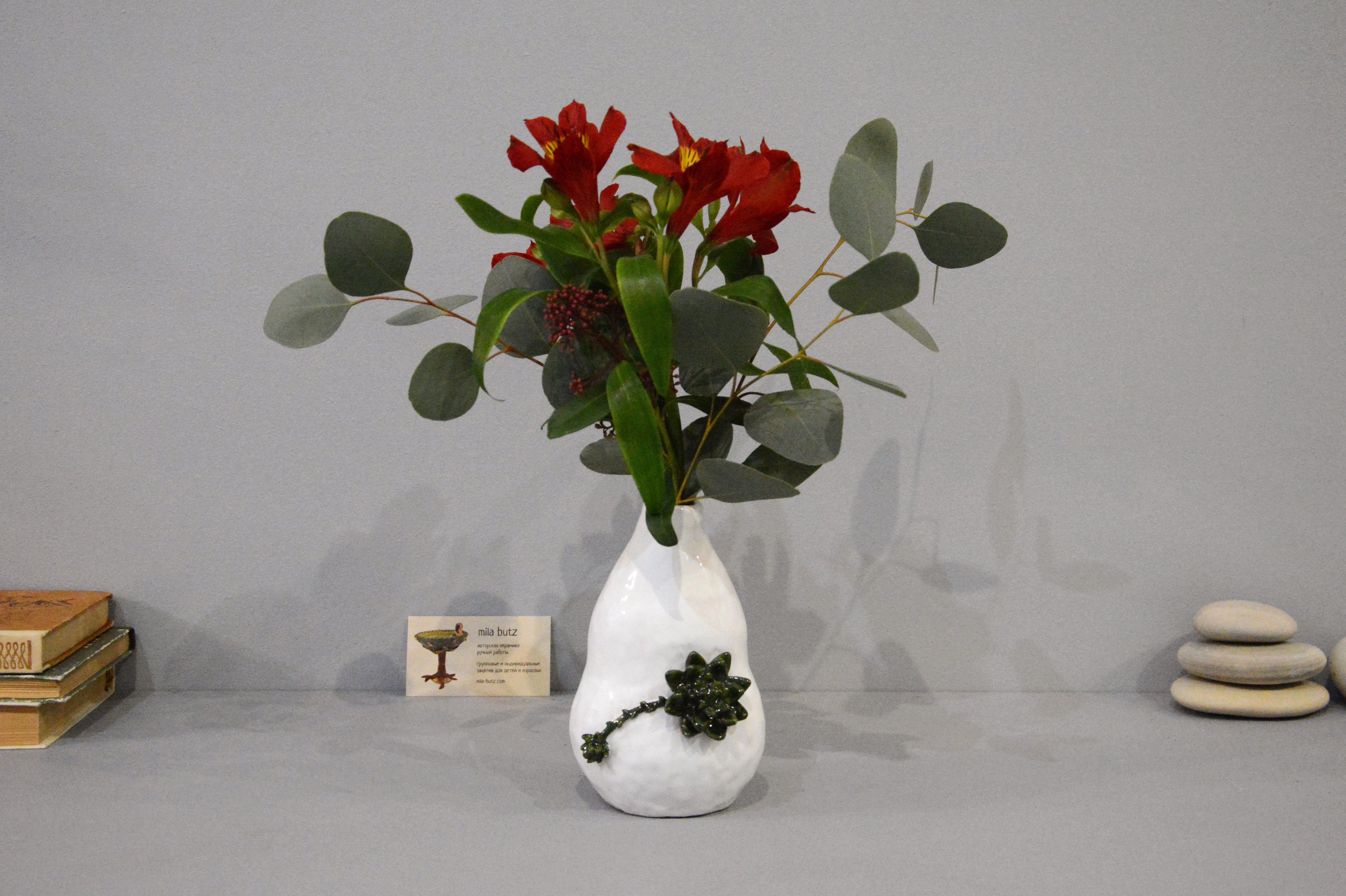 Small Vase or flowers «Echeveria», height - 16 cm, color - white. Photo 1401.