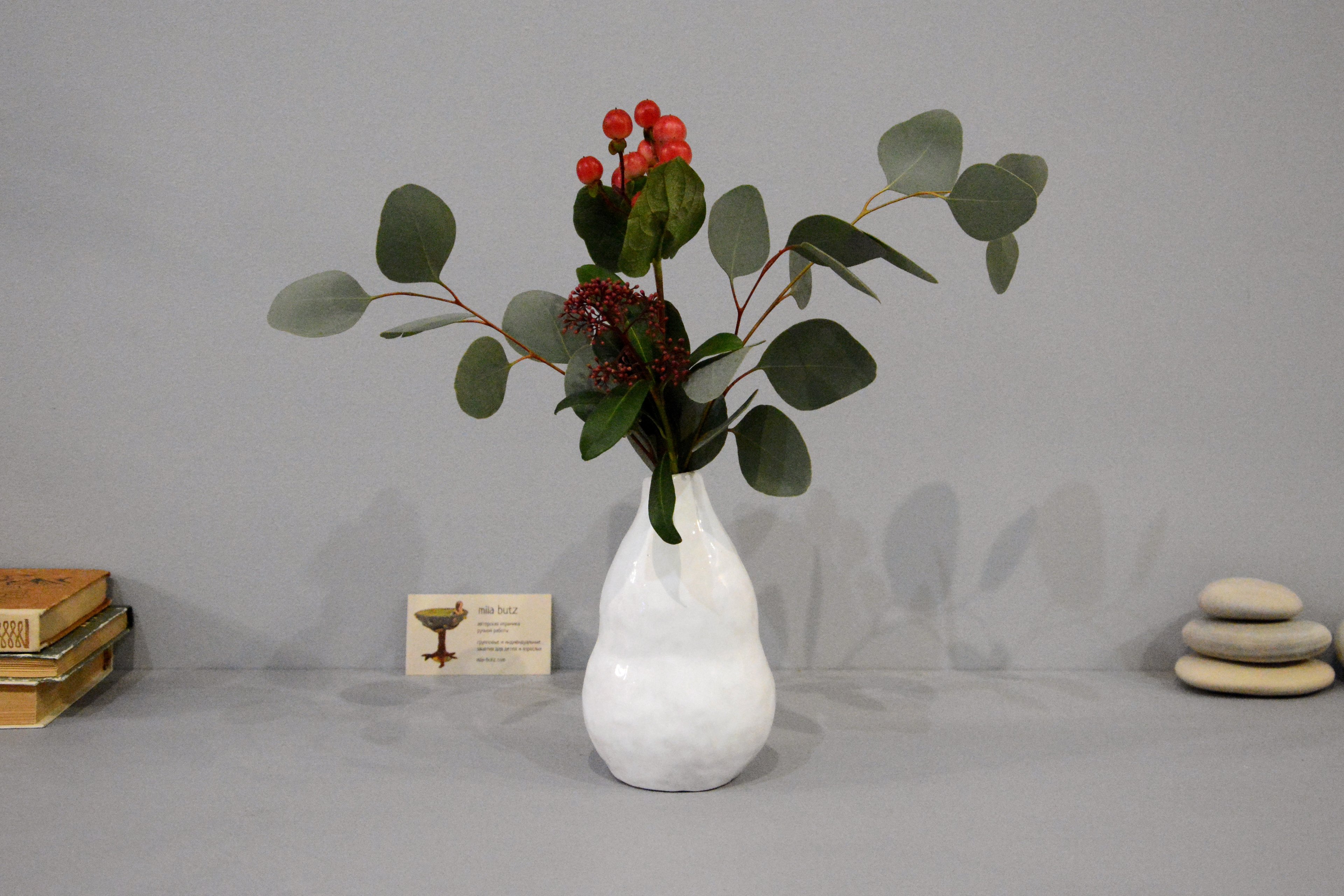 Small Vase or flowers «Echeveria», height - 16 cm, color - white. Photo 1396.