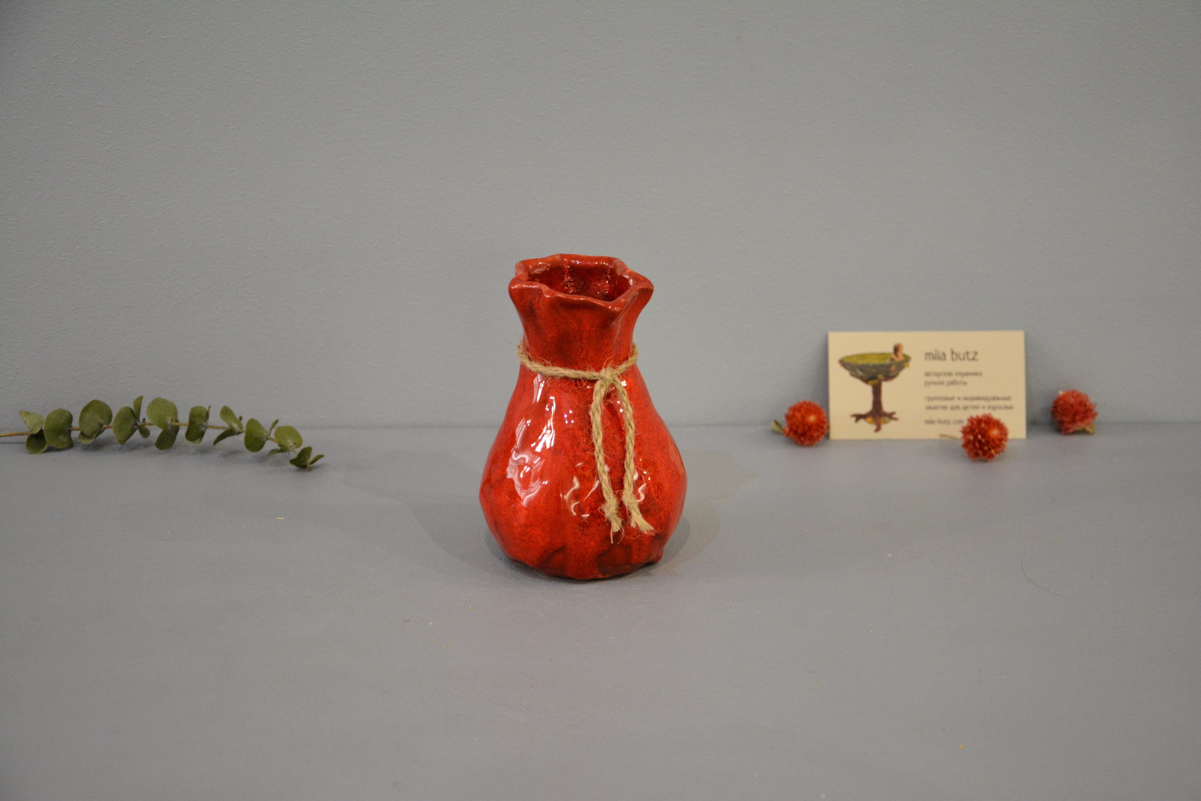 Маленькая вазочка для цветов «Красный Мешочек», высота - 12 см, цвет - красный. Фото 1435.