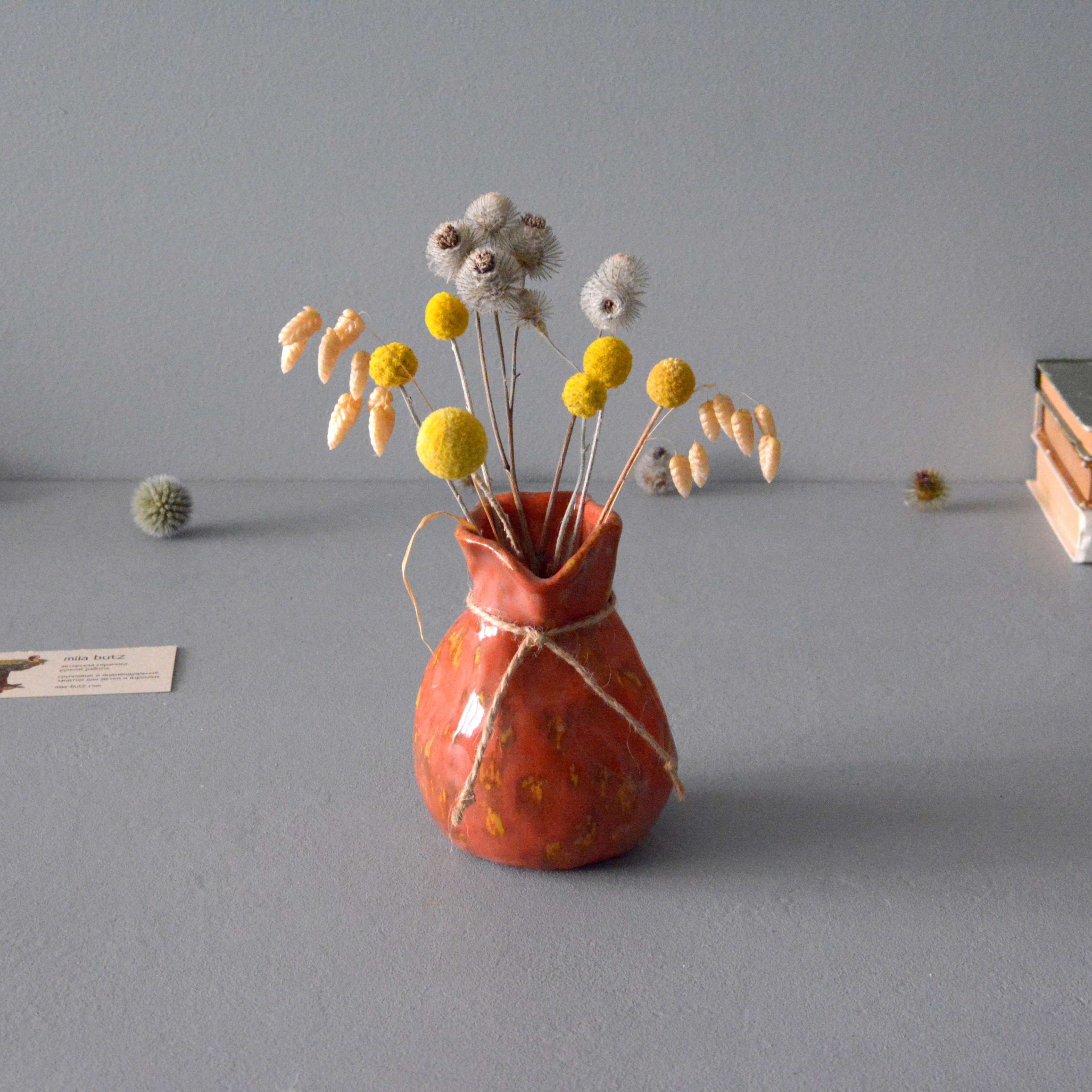 Маленькая вазочка для цветов «Кирпичный с жёлтым Мешочек», высота - 12 см. Фото 1298-3840-3840.