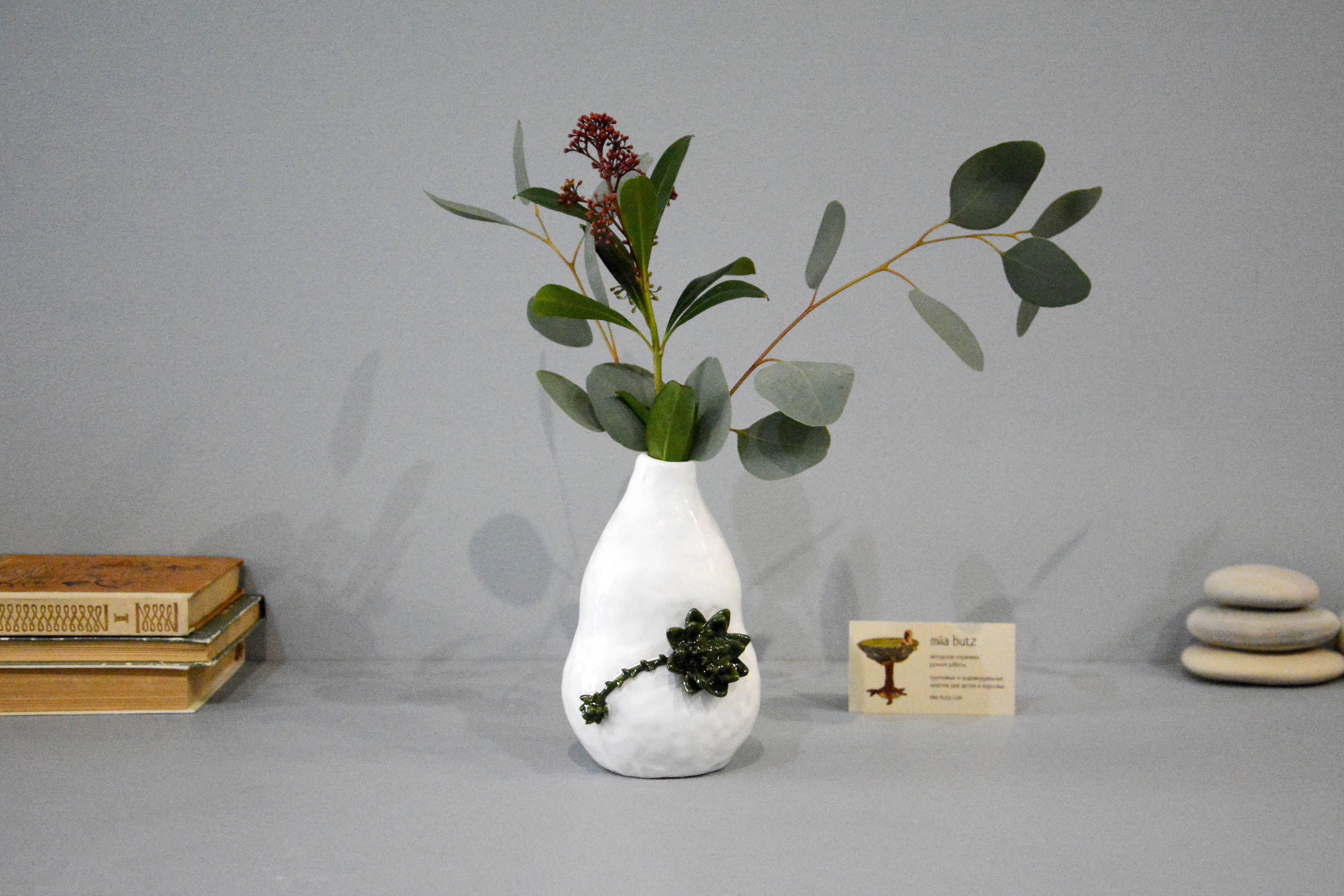 Decorative vase «Echeveria», height - 16 cm, color - white. Photo 1400.