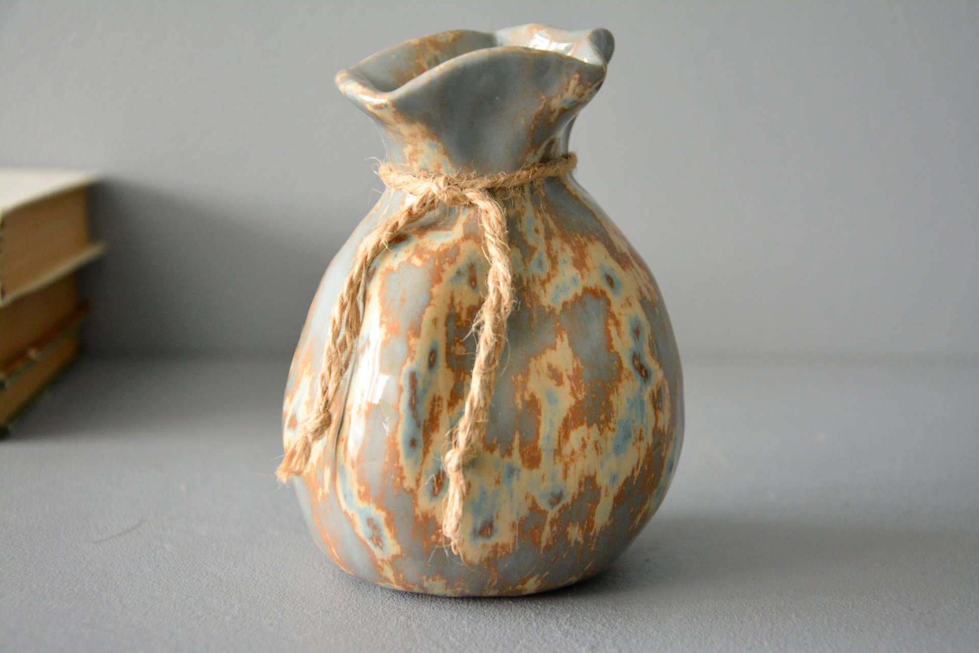 Керамическая ваза — Серо-голубой мешок, высота - 12 см, цвет - серо-голубой, фото 5 из 7. 1029.