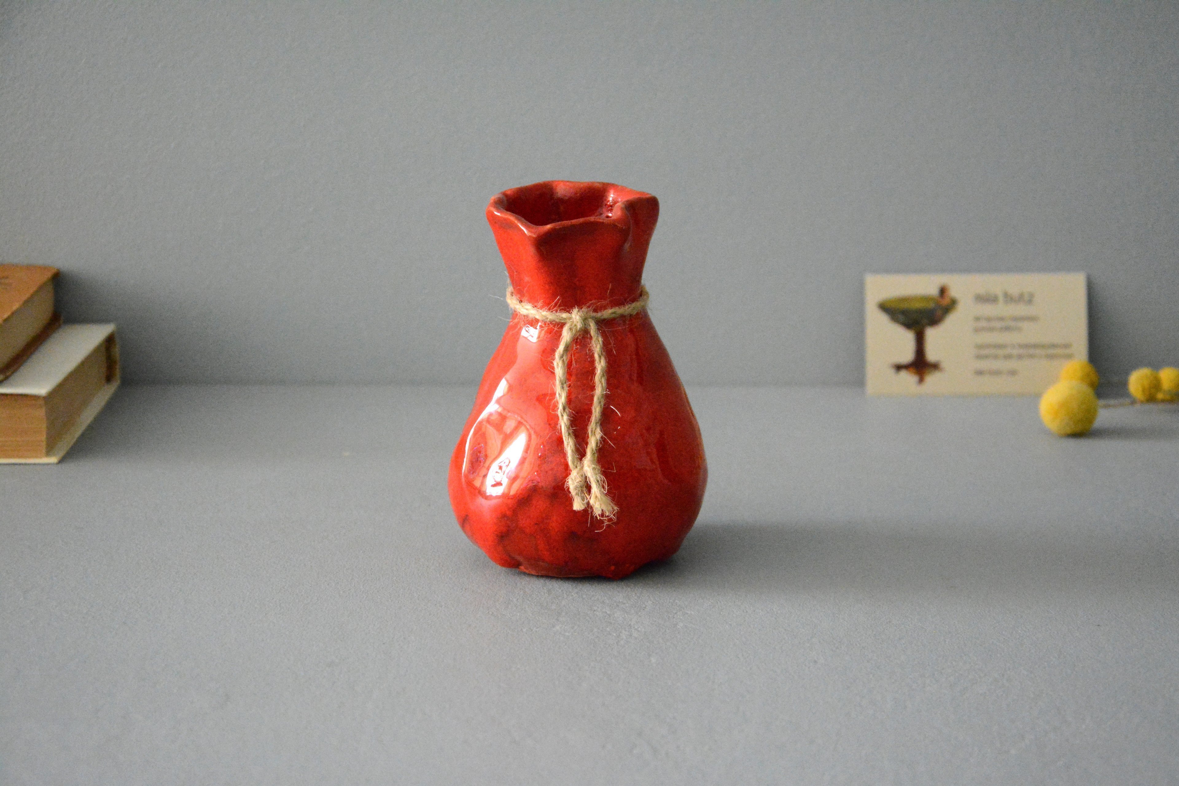 Декоративная ваза «Красный Мешочек», высота - 12 см, цвет - красный. Фото 1409.