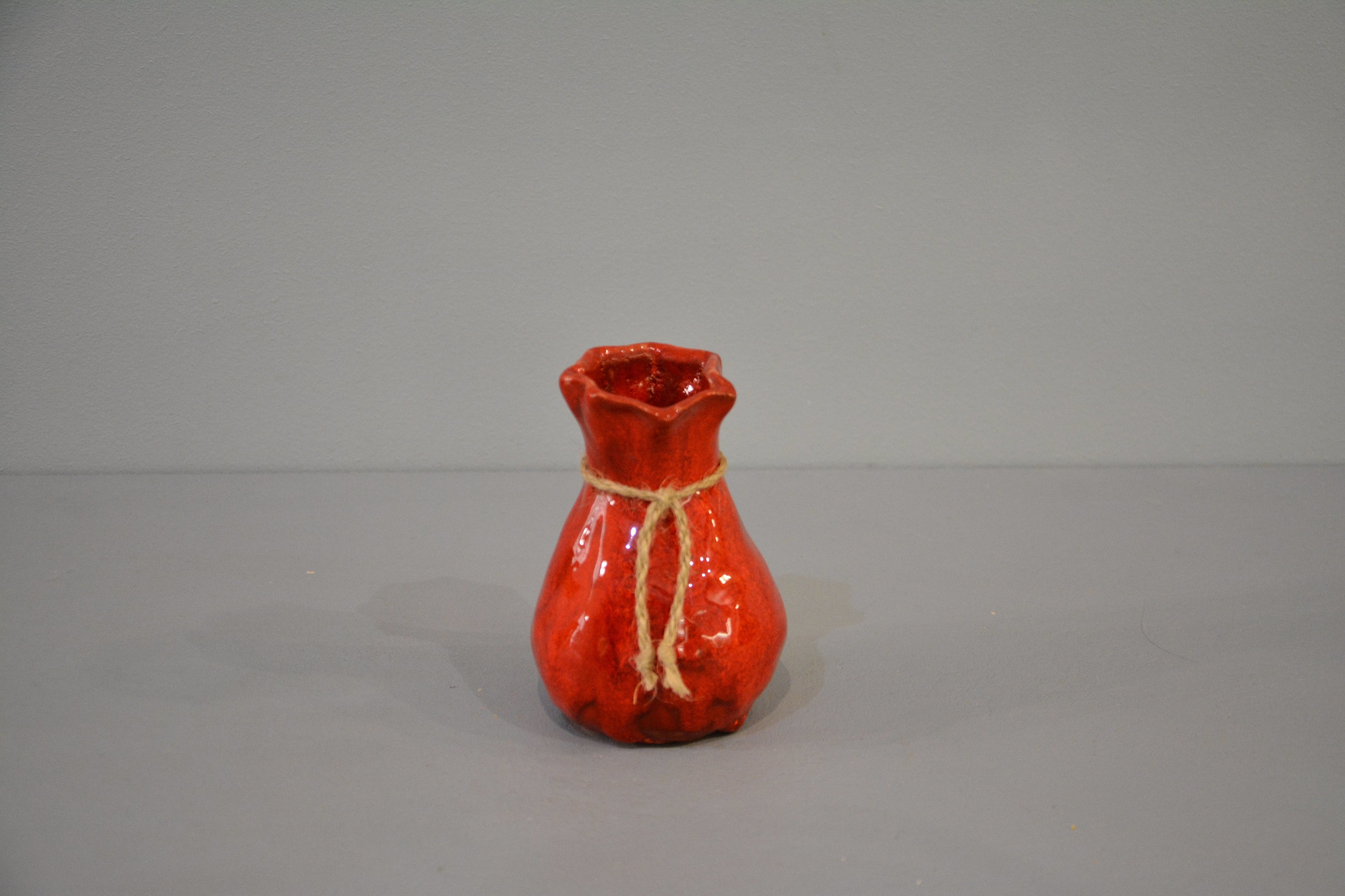 Декоративная ваза «Красный Мешочек», высота - 12 см, цвет - красный. Фото 1445.