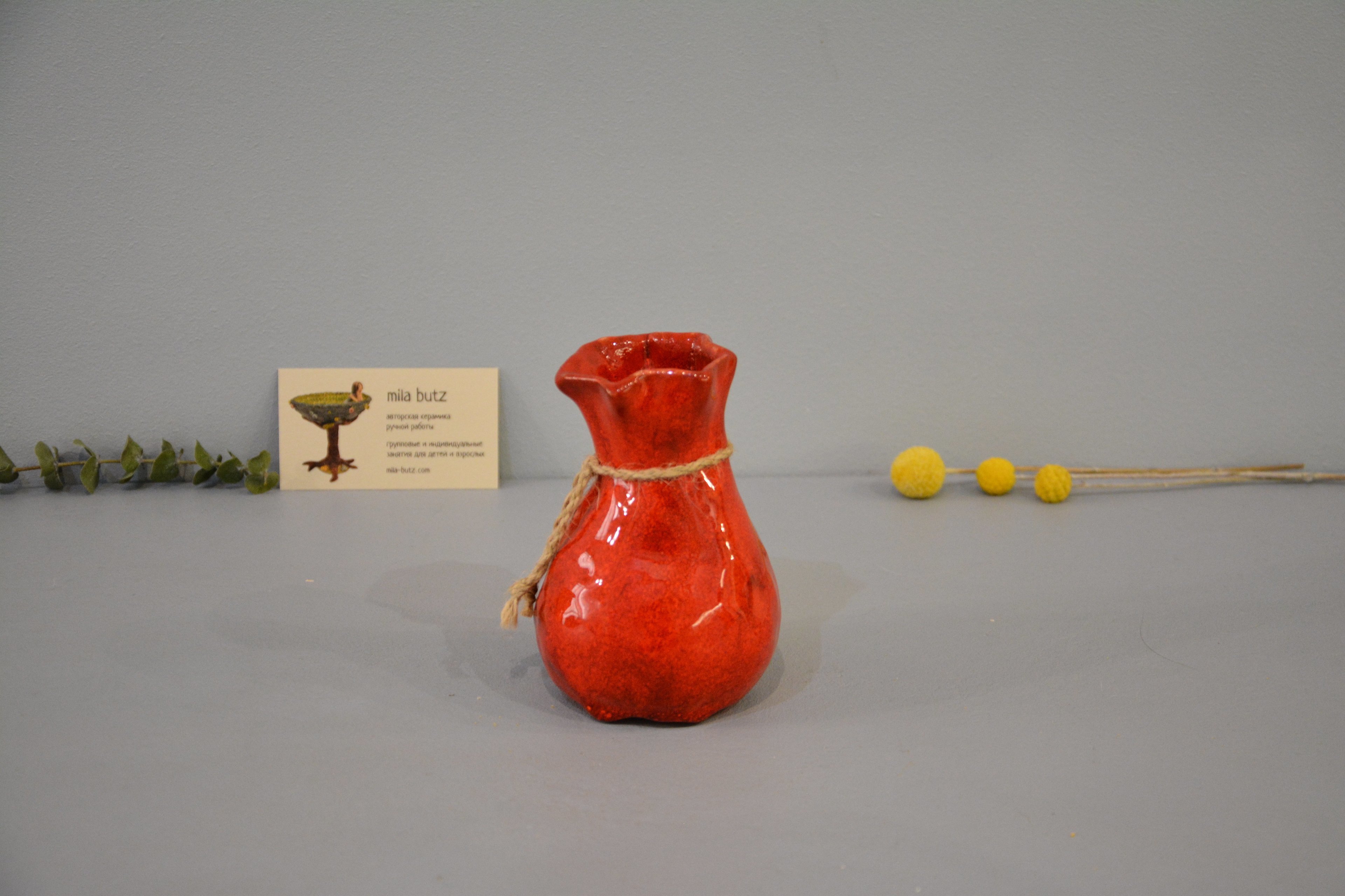 Декоративная ваза «Красный Мешочек», высота - 12 см, цвет - красный. Фото 1443.
