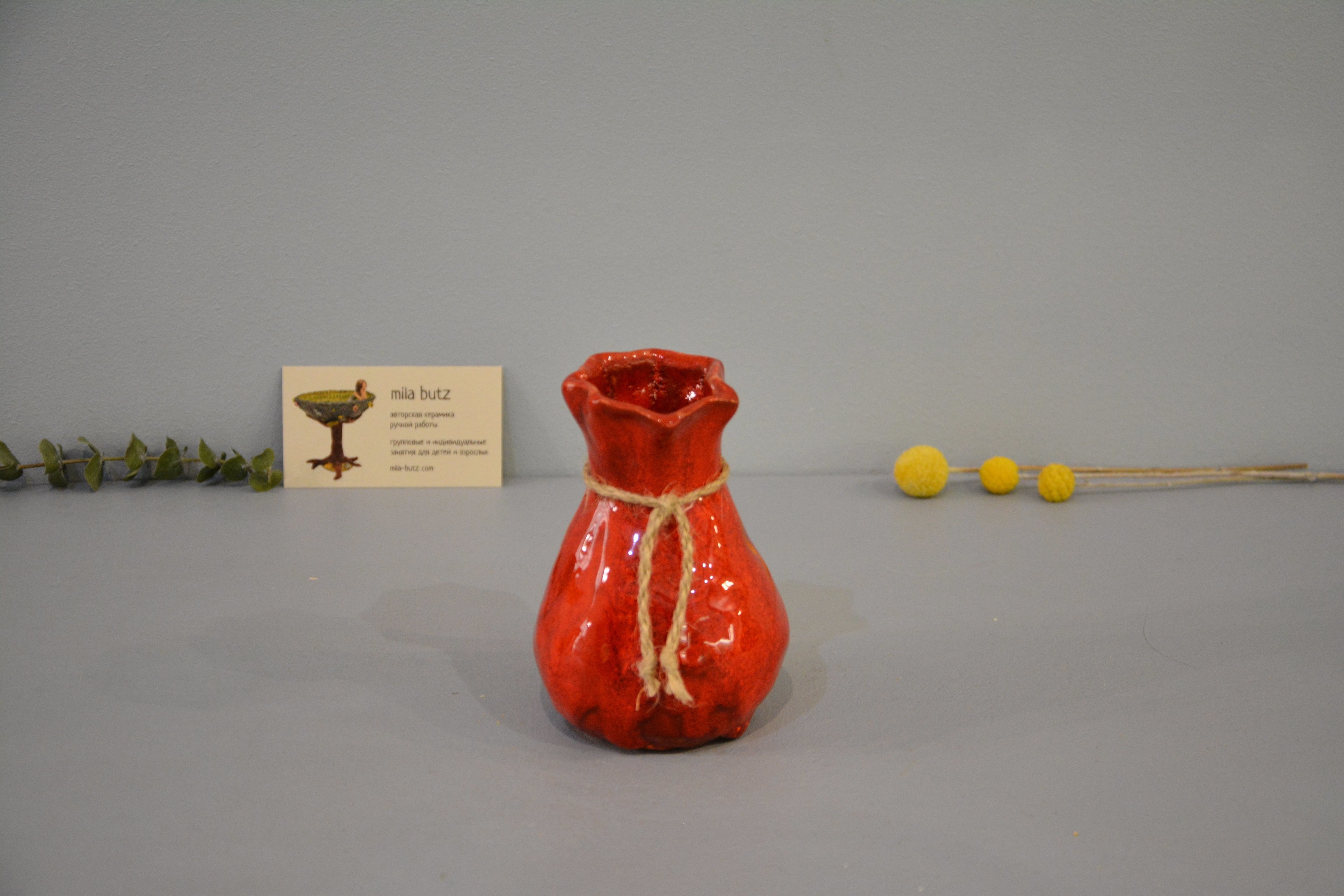 Декоративная ваза «Красный Мешочек», высота - 12 см, цвет - красный. Фото 1444.