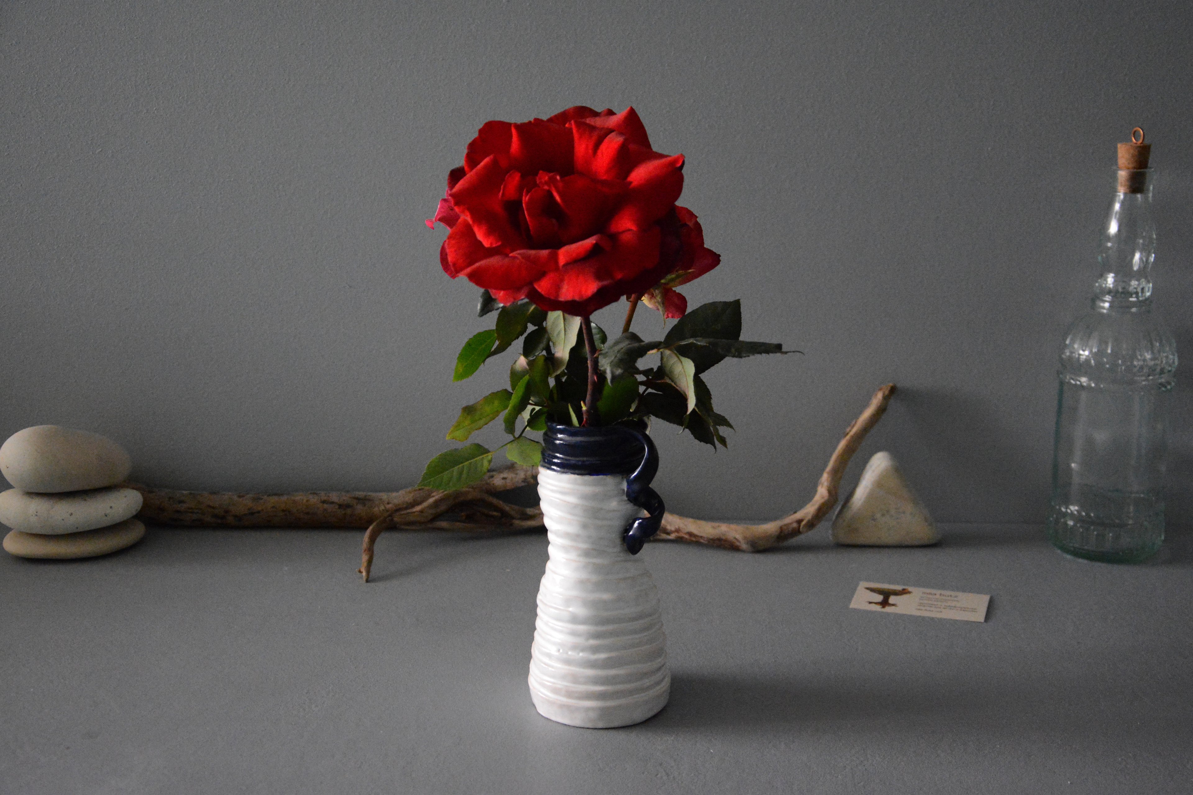 Интерьерная ваза «Жгуты и кобальтово-синяя тесьма», высота - 18 см, цвет - белый. Фото 1243.