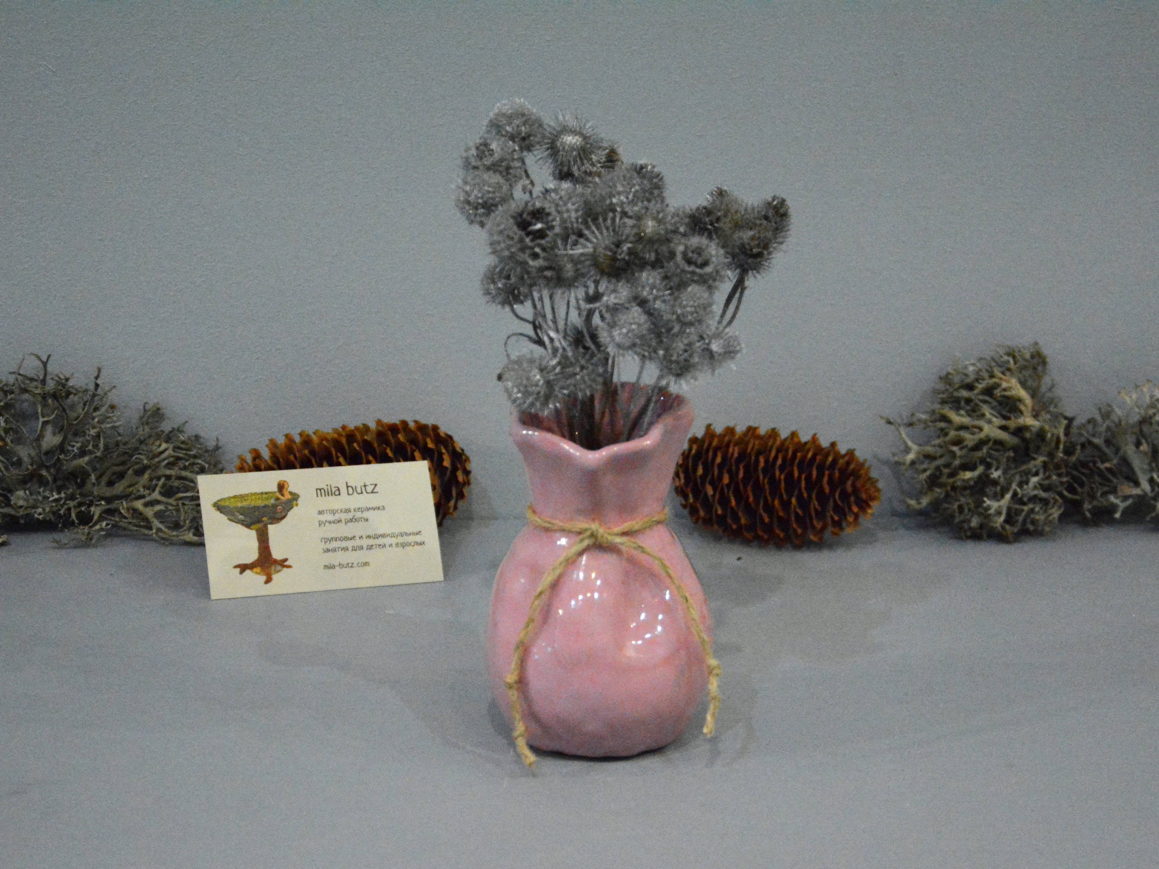 Маленькая вазочка для цветов «Розовый Мешочек», высота - 11 см. Фото 1292-3840-2880.
