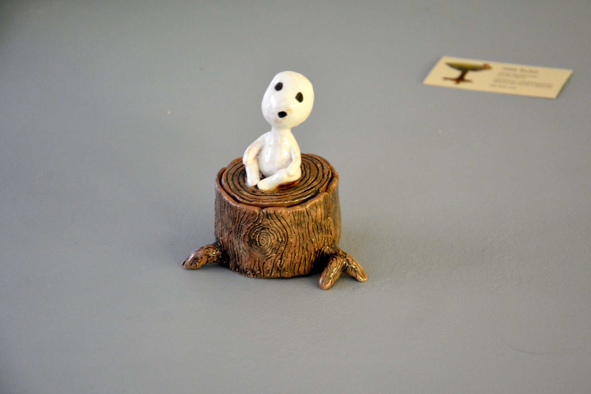 Фигурка кодама дух дерева на пеньке, высота - 11 см, диаметр - 6 см, фото 1 из 4.