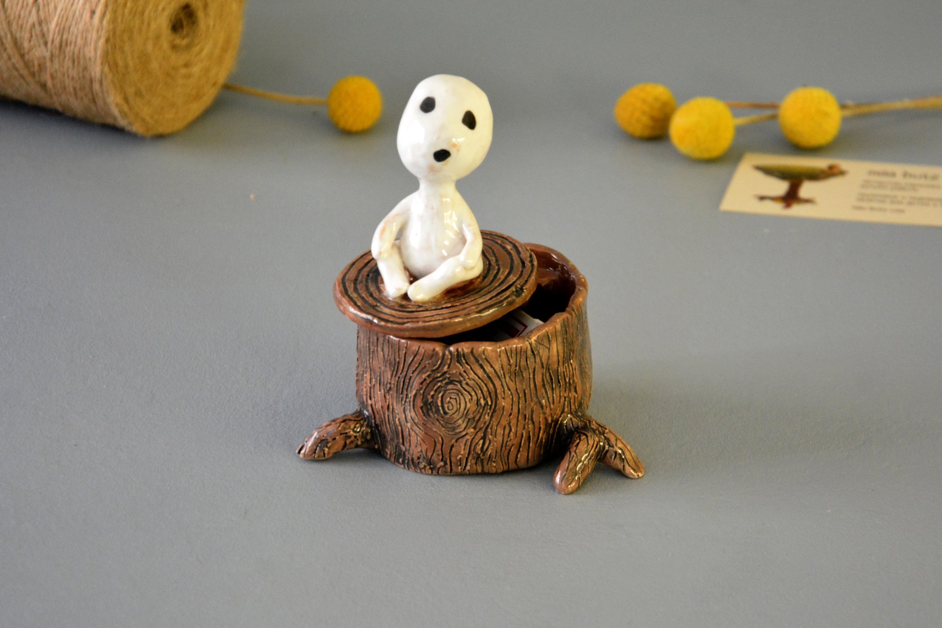 Фигурка кодама дух дерева на пеньке, высота - 11 см, диаметр - 6 см, фото 3 из 4.