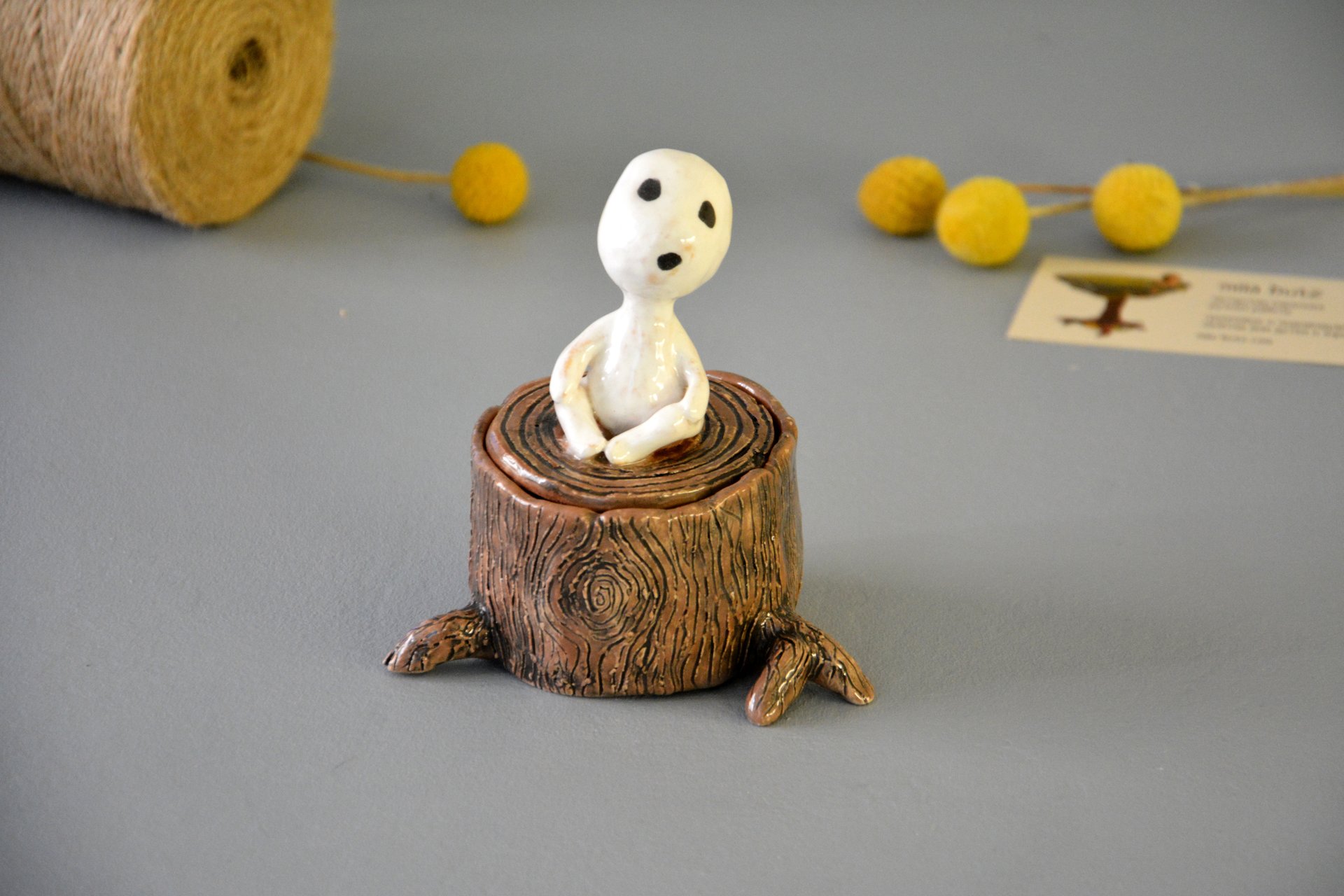 Фигурка кодама дух дерева на пеньке, высота - 11 см, диаметр - 6 см, фото 2 из 4.