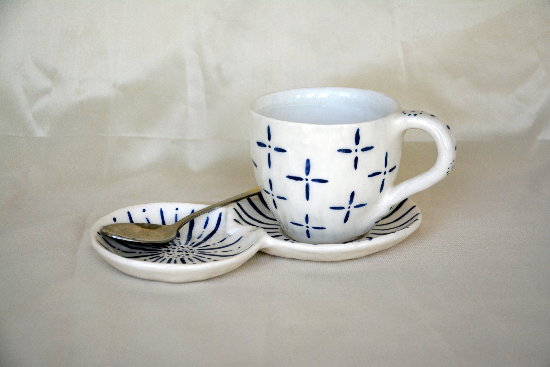 Белая с синим рисунком Крестики - Чашки, стаканы, кружки, высота - 7,5 см, объём - 250 мл, фото 1 из 4.