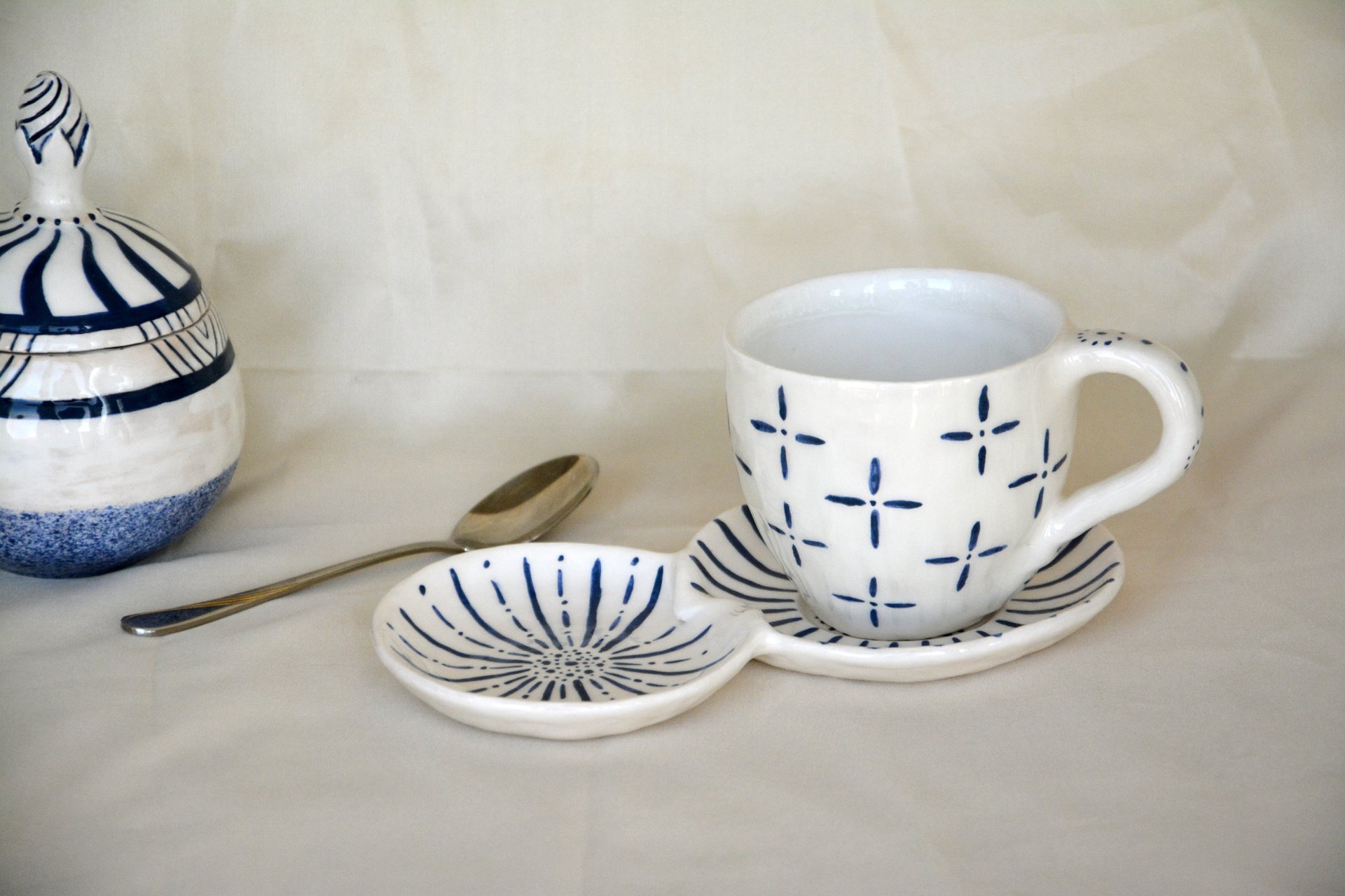 Белая с синим рисунком Крестики - Чашки, стаканы, кружки, высота - 7,5 см, объём - 250 мл, фото 3 из 4.