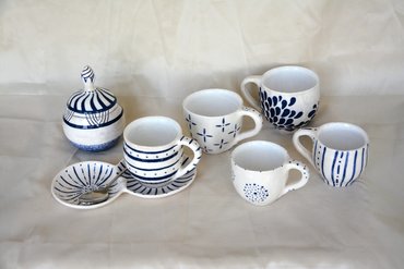 Белая керамическая чашка с синим рисунком Крестики — авторская ручная ...