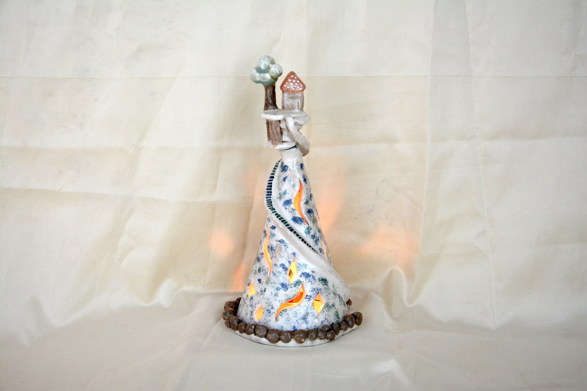 Ночник белый с домиком - Новогодний керамический, высота - 24 см, диаметр - 12 см, фото 3 из 3.