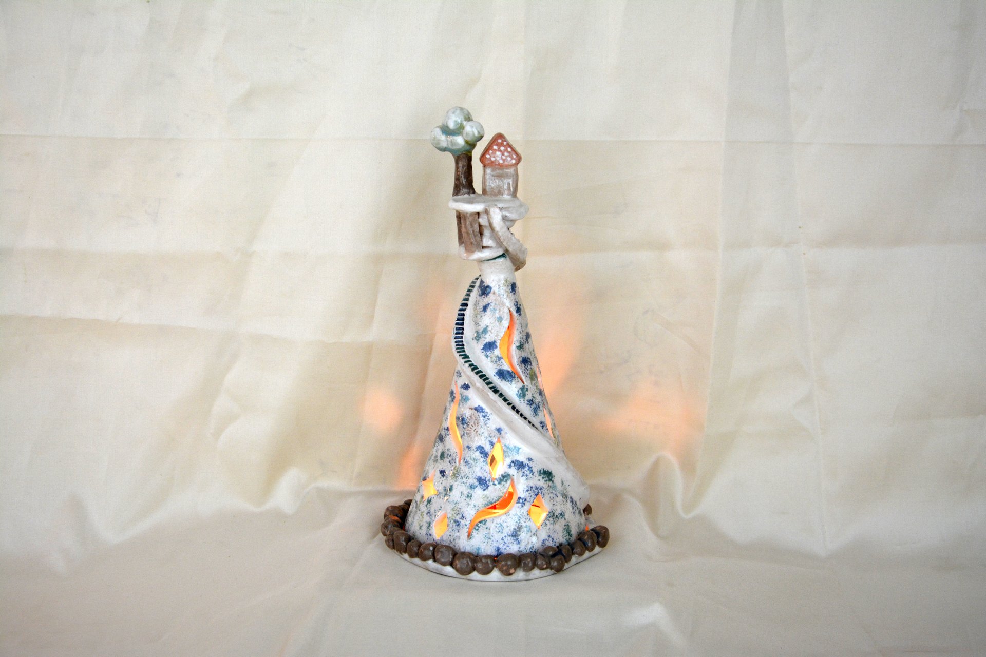Ночник белый с домиком - Новогодний керамический, высота - 24 см, диаметр - 12 см, фото 2 из 3.
