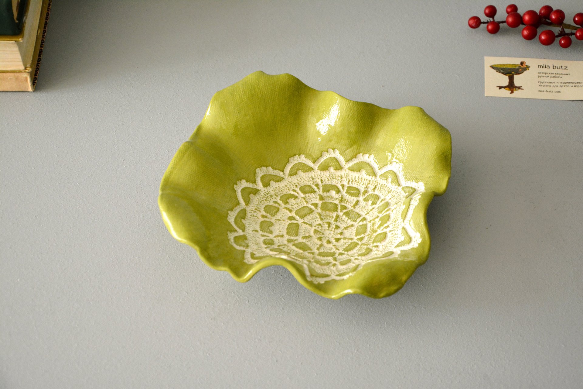 Зеленая керамическая квадрантная тарелка зеленого цвета, габариты 20* 20 см, высота - 5,5 см, фото 2 из 3.