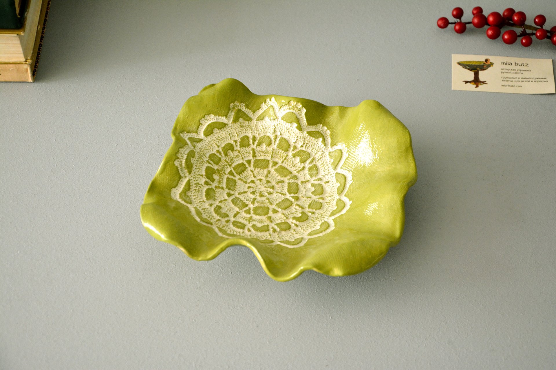 Зеленая керамическая квадрантная тарелка зеленого цвета, габариты 20* 20 см, высота - 5,5 см, фото 1 из 3.