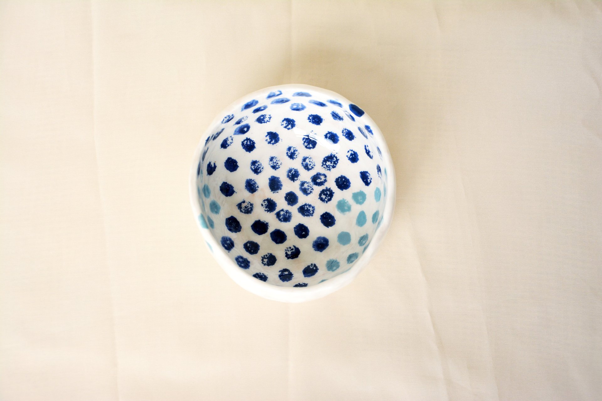 Синие точки на белом - Керамические тарелки, высота - 5 см, диаметр - 11 см, фото 2 из 3.