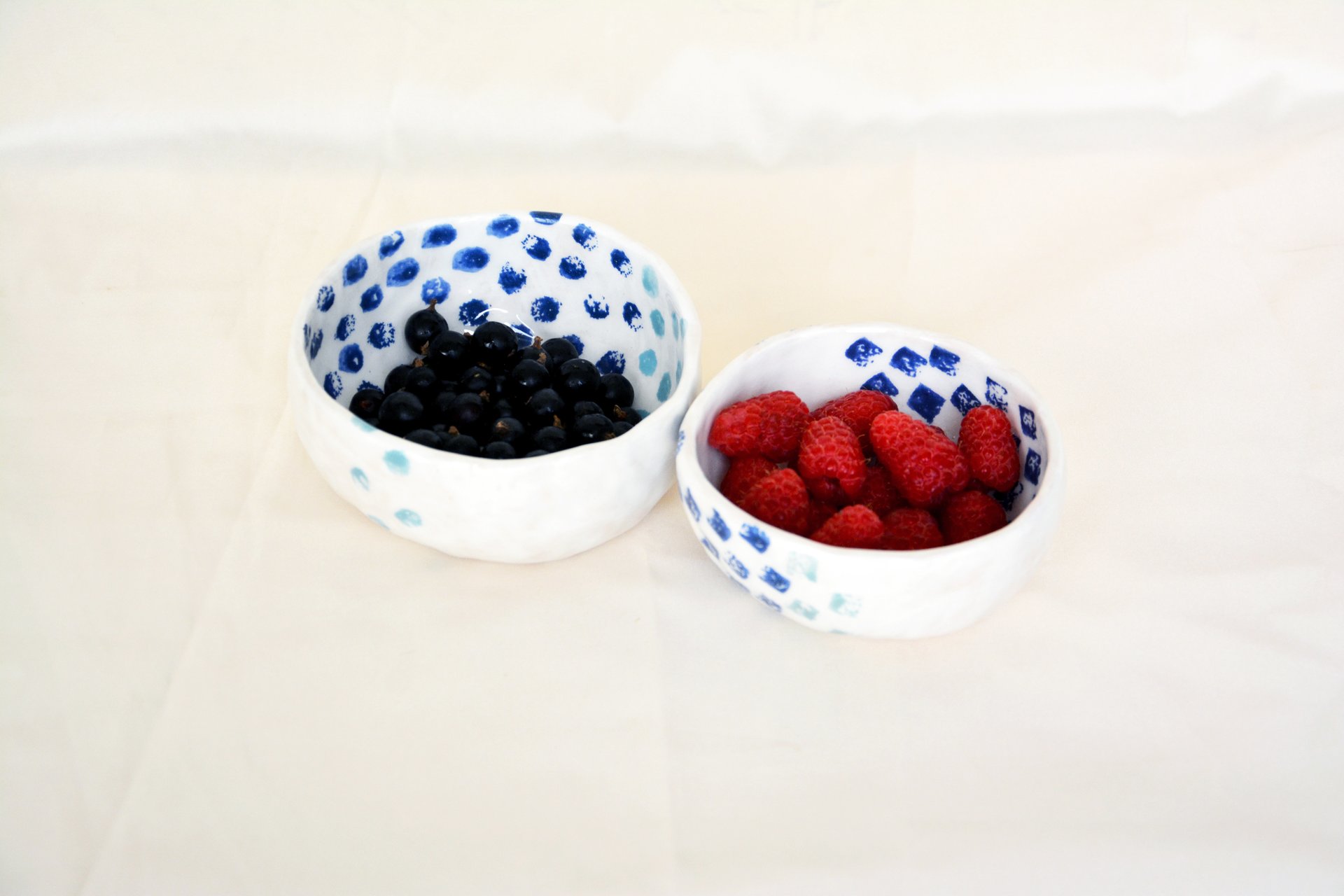 Синие точки на белом - Керамические тарелки, высота - 5 см, диаметр - 11 см, фото 3 из 3.