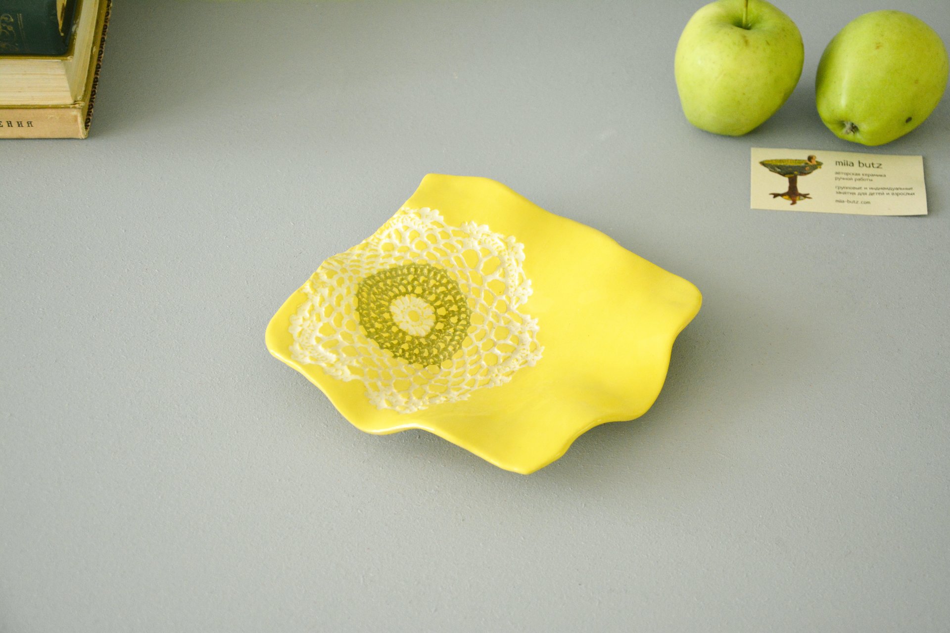 Керамическая тарелка желтая квадратной формы, ширина*длина - 17*18 см, высота - 3,5 см, фото 1 из 4.