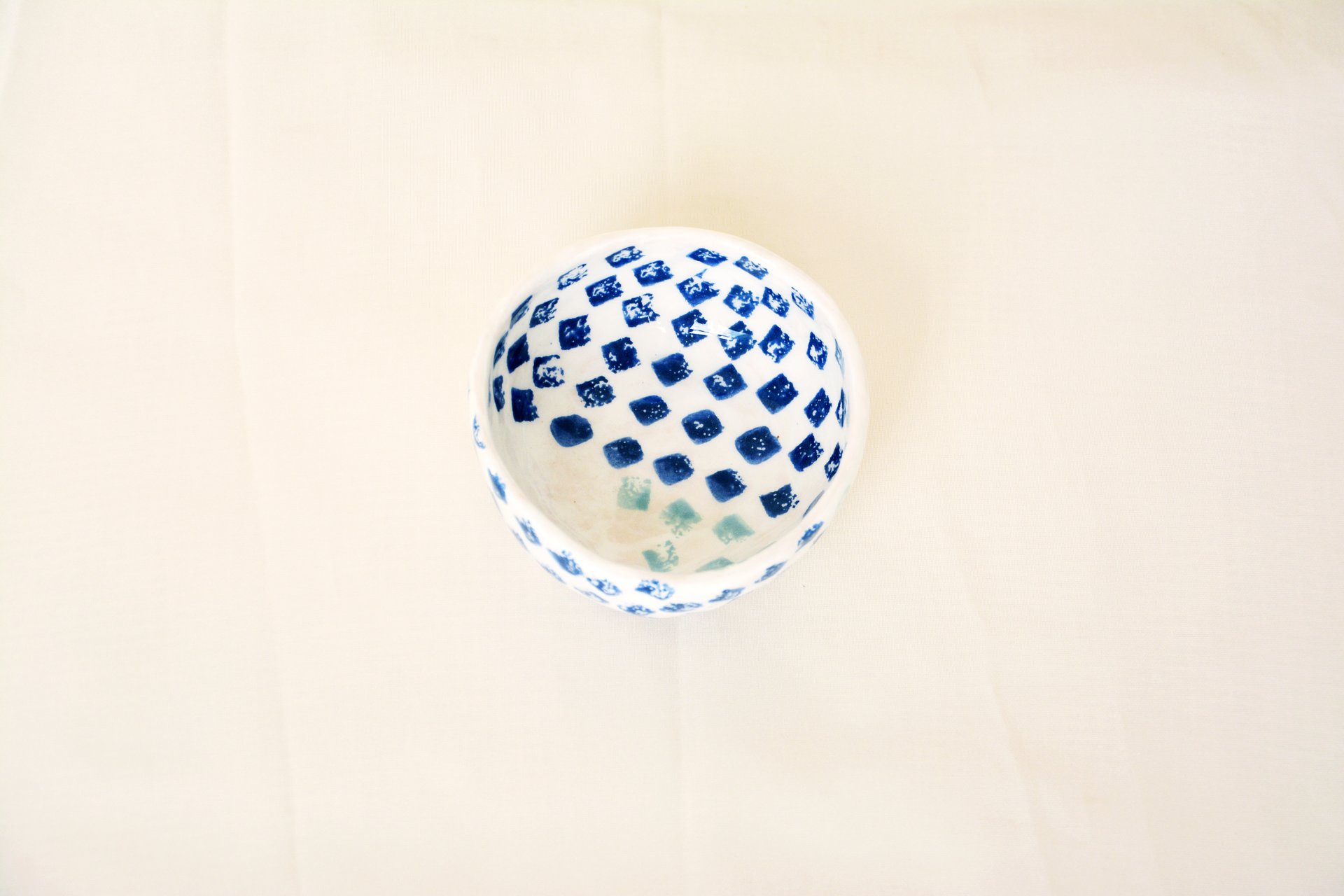 Синие квадратики на белом - Керамические тарелки, высота - 4 см, диаметр - 9.5 см, фото 1 из 4.