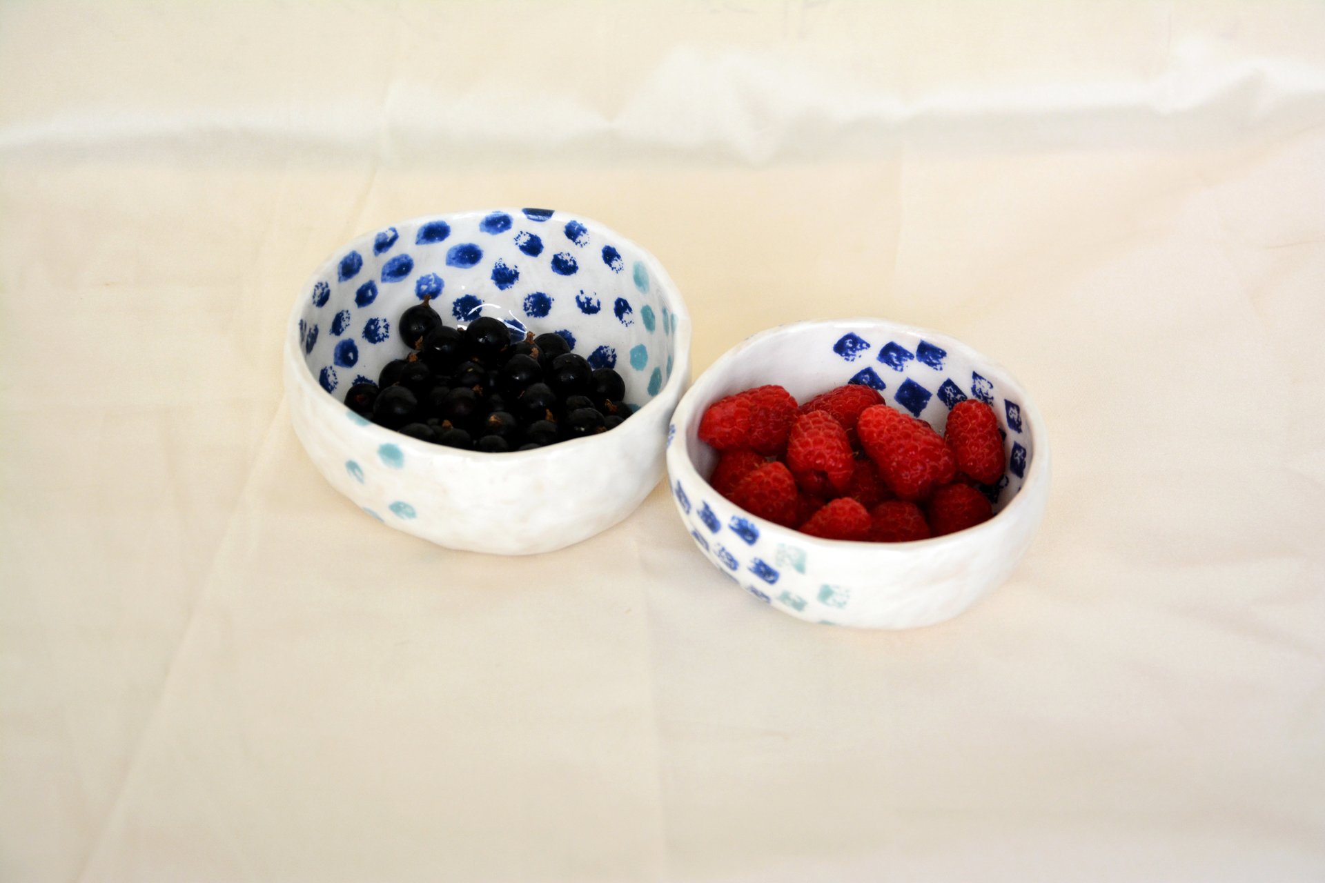 Синие квадратики на белом - Керамические тарелки, высота - 4 см, диаметр - 9.5 см, фото 4 из 4.