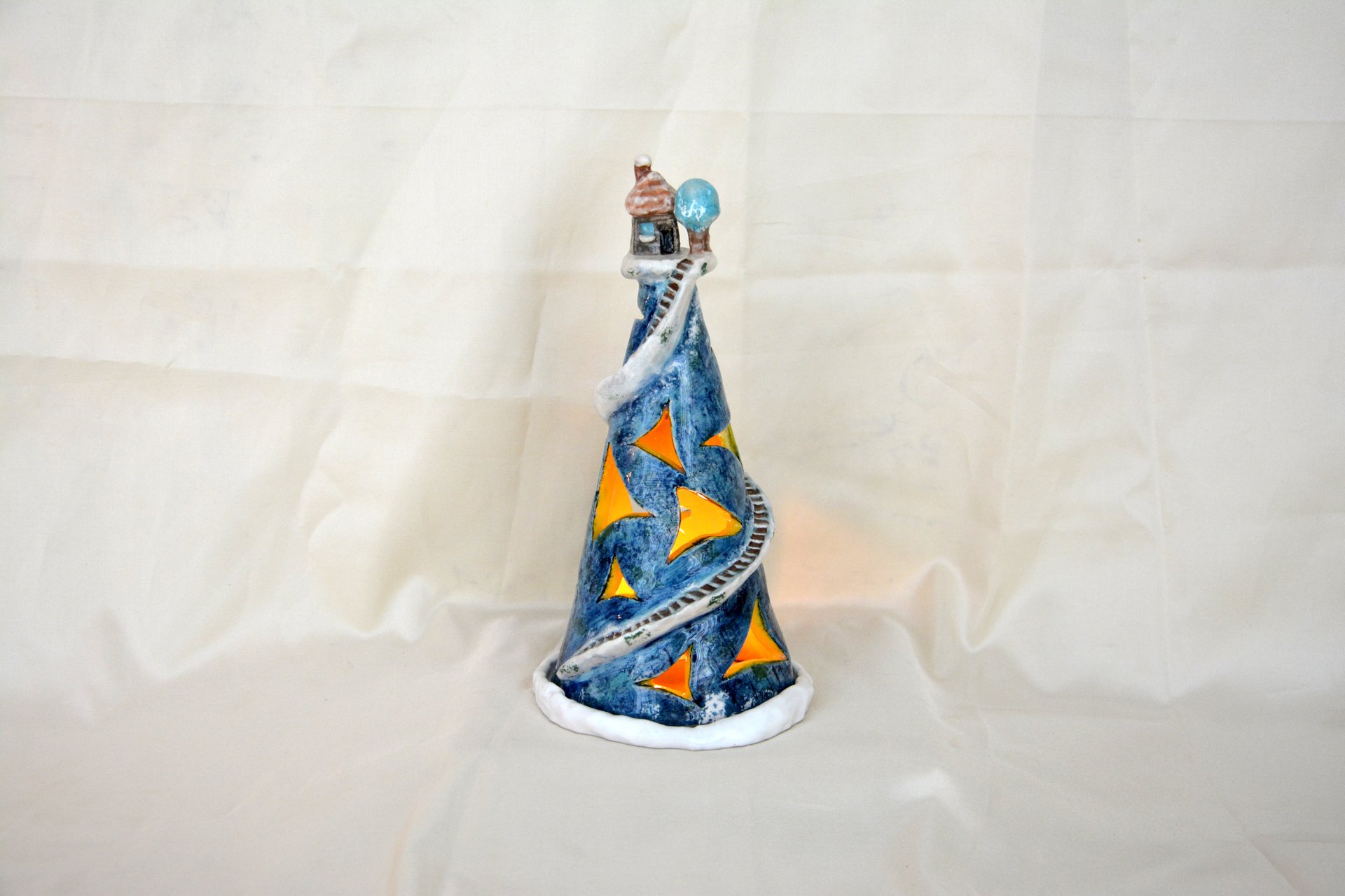 Ночник голубой Домик на горе - Новогодний керамический, высота - 22 см, диаметр - 12 см, фото 1 из 2.