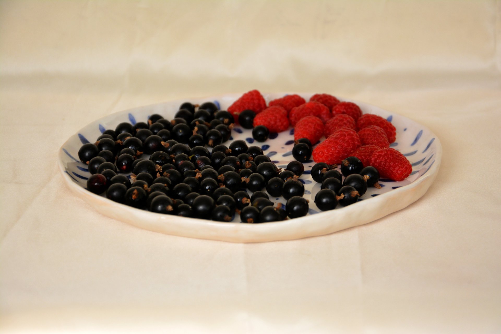 Синие капли на белом - Керамические тарелки, диаметр - 22 см, высота - 2 см, фото 1 из 4.