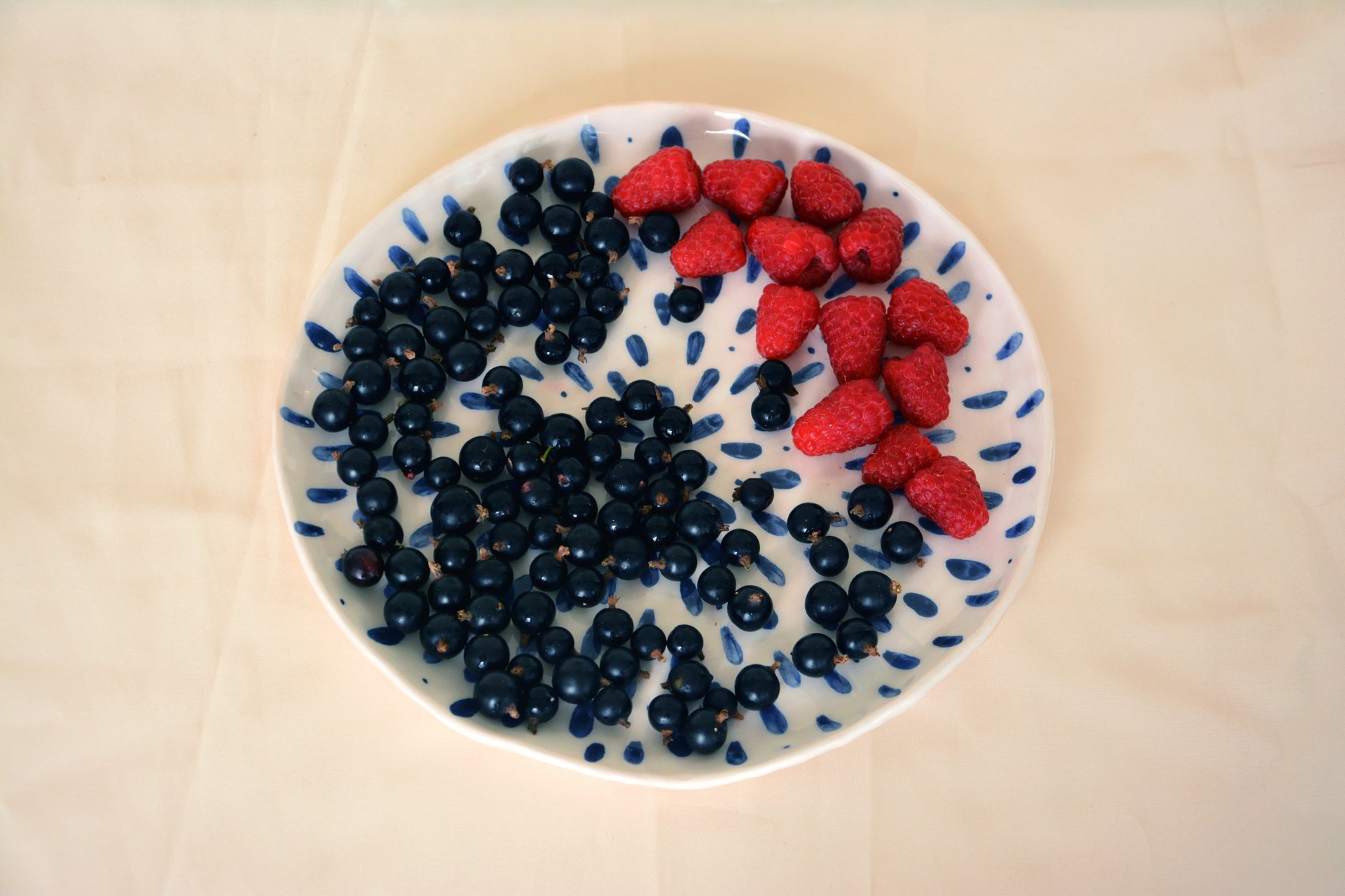 Синие капли на белом - Керамические тарелки, диаметр - 22 см, высота - 2 см, фото 4 из 4.