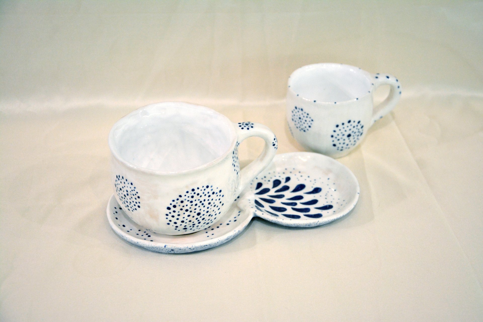 Пара белых чашек с синим узором Точки-Кружочки - Чашки, стаканы, кружки, 300 мл и 200 мл, фото 3 из 4.