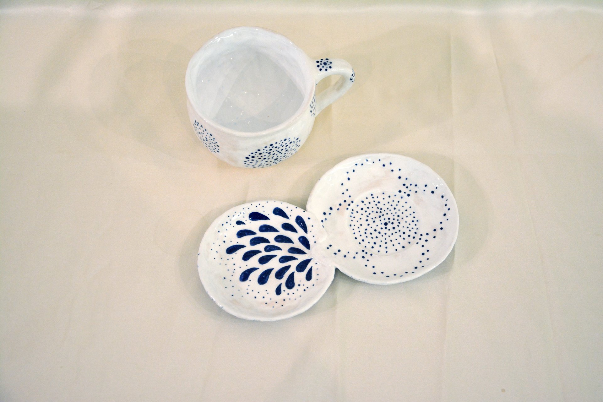 Пара белых чашек с синим узором Точки-Кружочки - Чашки, стаканы, кружки, 300 мл и 200 мл, фото 2 из 4.