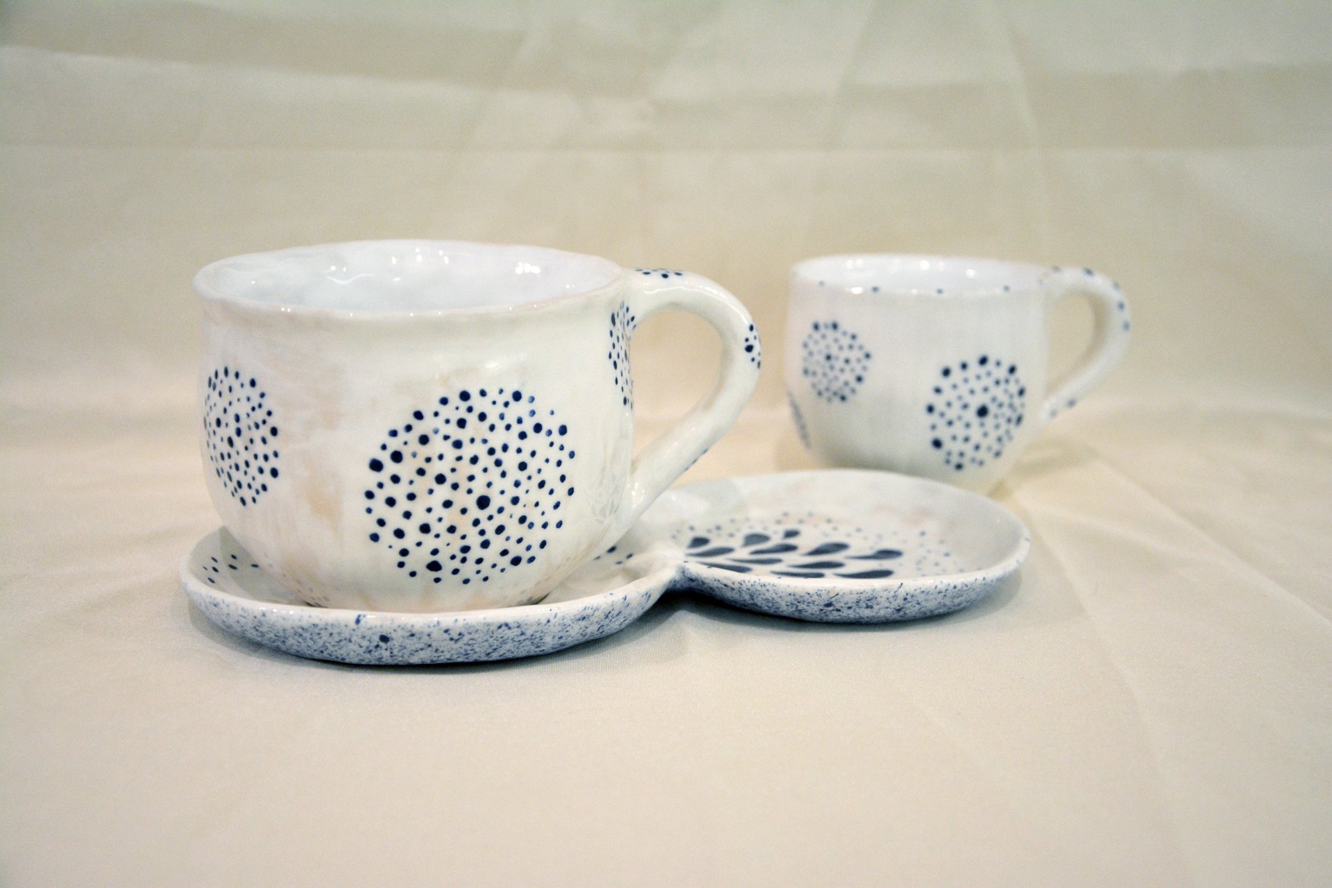 Пара белых чашек с синим узором Точки-Кружочки - Чашки, стаканы, кружки, 300 мл и 200 мл, фото 1 из 4.