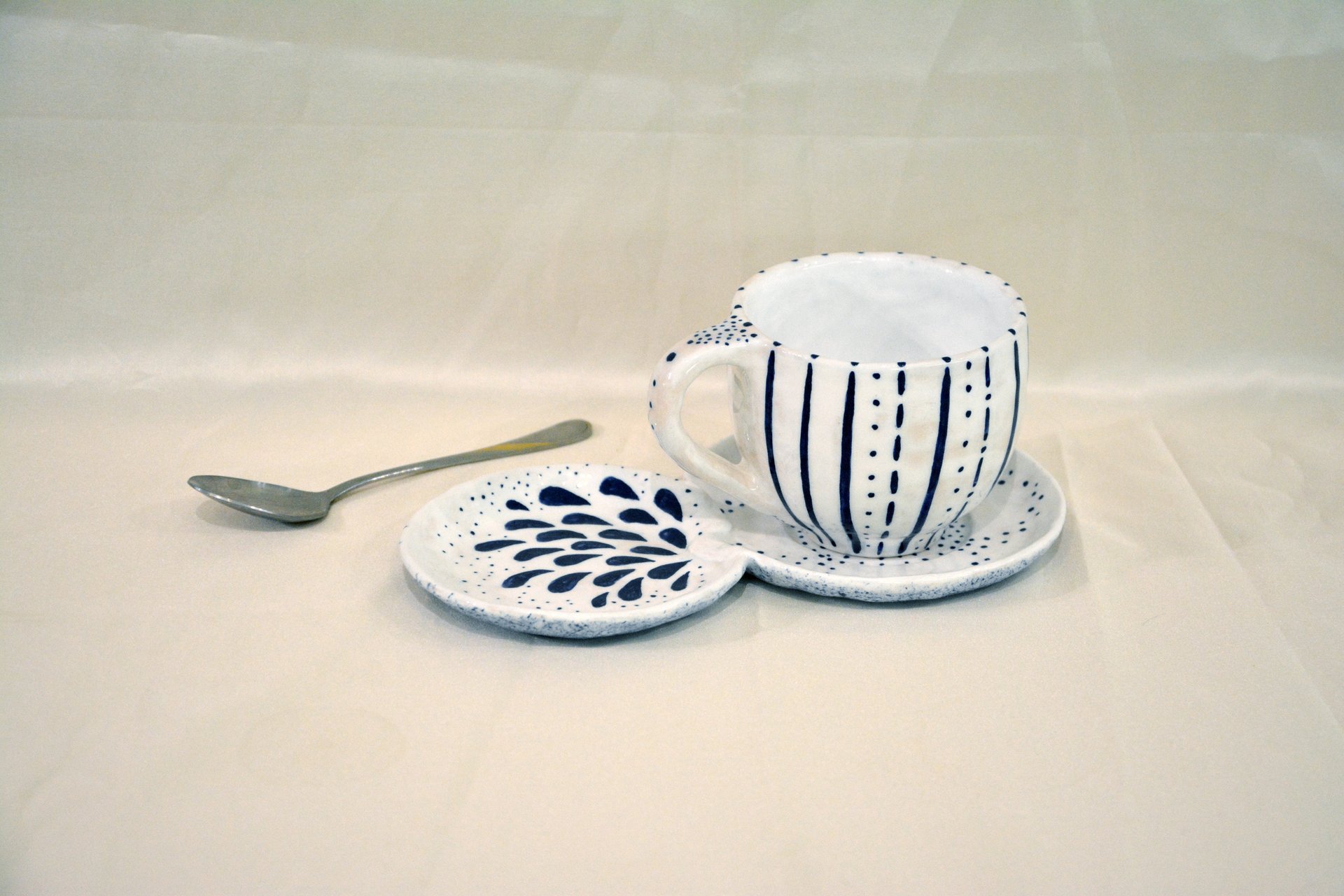 A pair of white cups with a blue pattern Strips — Points - Cups, glasses, mugs, 250 ml and 150 ml, photo 2 of 3.
